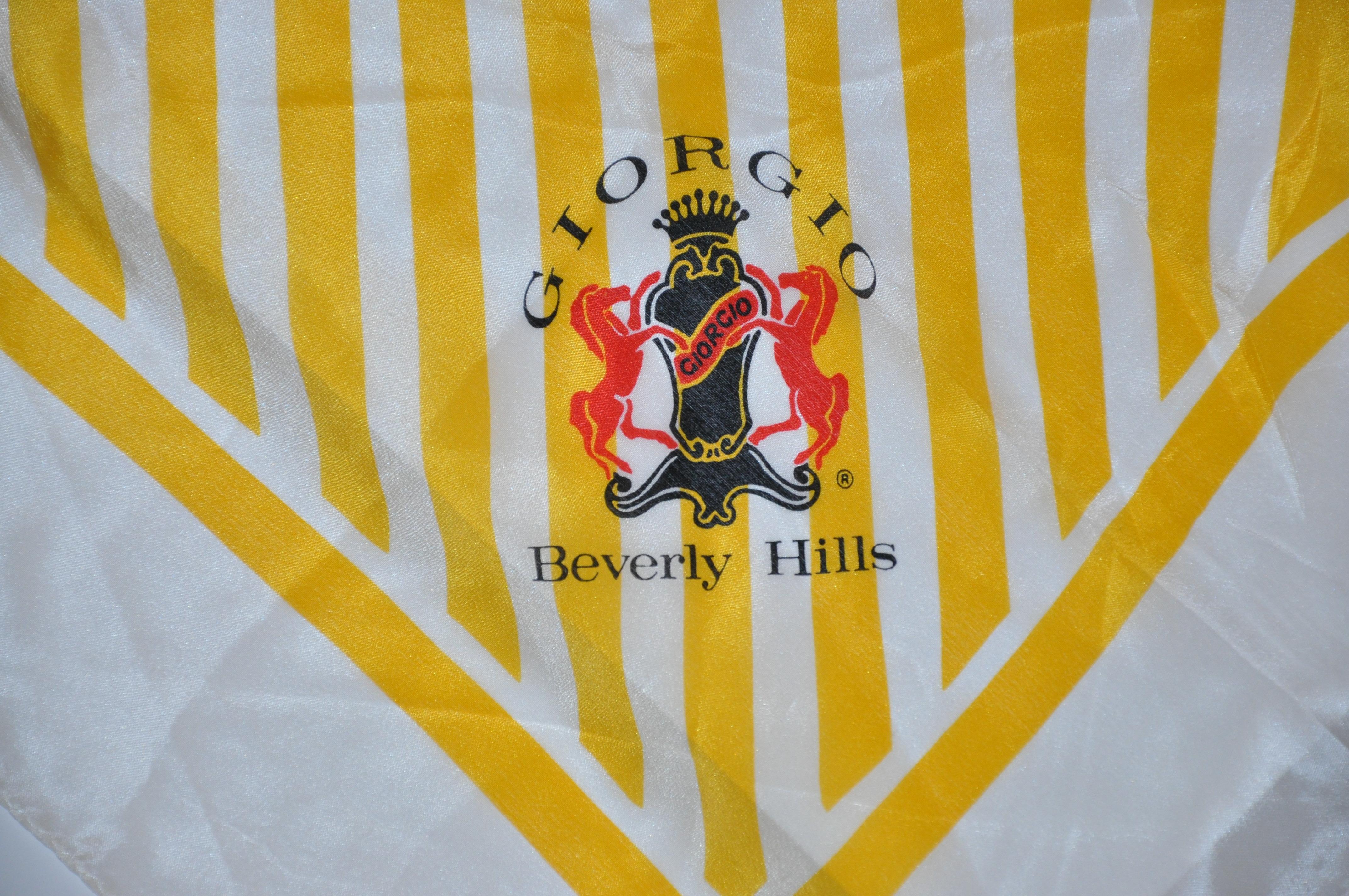 Berühmte Giorgio Of Beverly Hills ikonische Signatur Logo Seidenschal & Makeup-Tasche (Beige) im Angebot