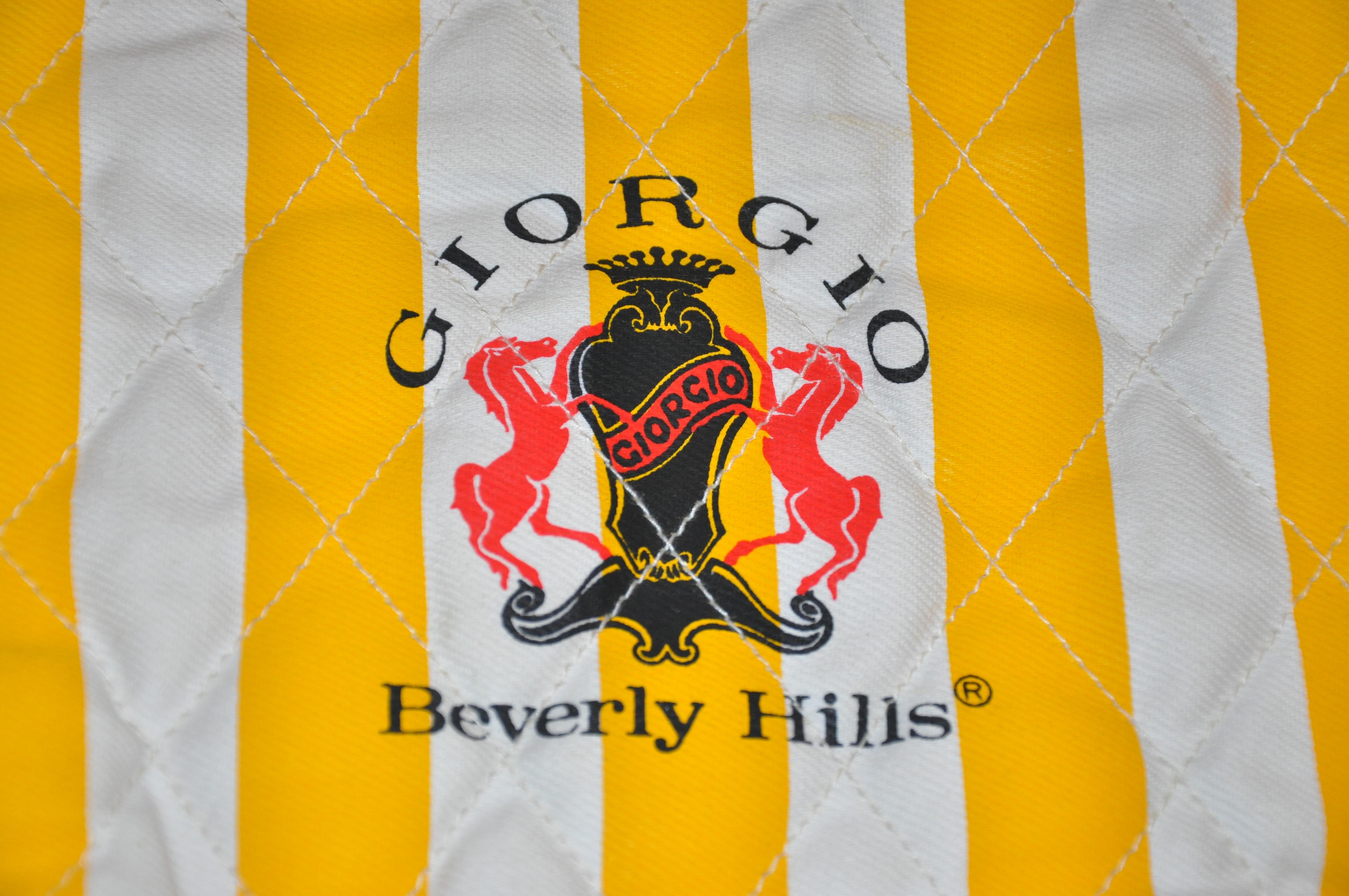 Berühmte Giorgio Of Beverly Hills ikonische Signatur Logo Seidenschal & Makeup-Tasche im Zustand „Gut“ im Angebot in New York, NY