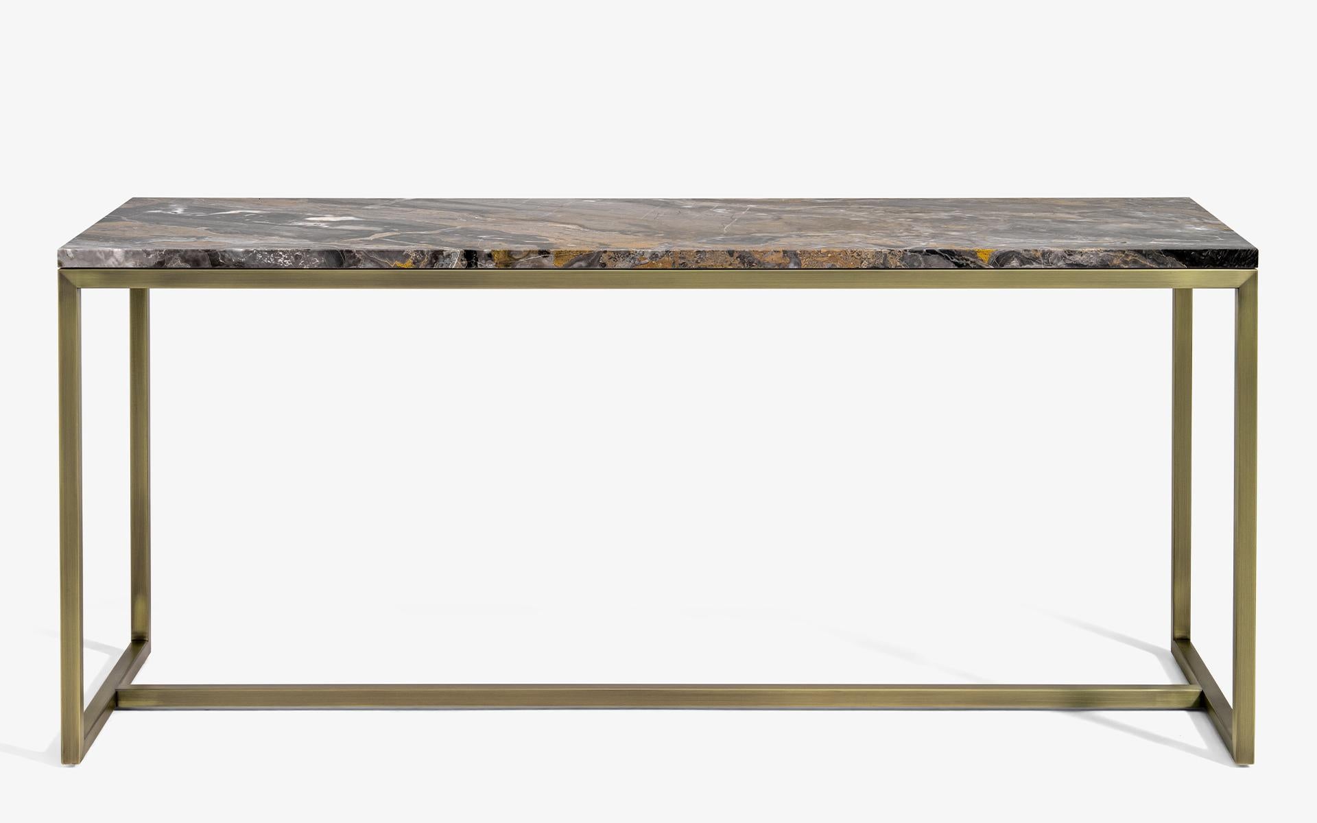 L'une des versions les plus raffinées de la table d'appoint, à la tête des produits complémentaires, est couronnée par la série Famed. Avec sa forme fonctionnelle et ses dimensions particulières, la table d'appoint Famed se distingue autant que sa