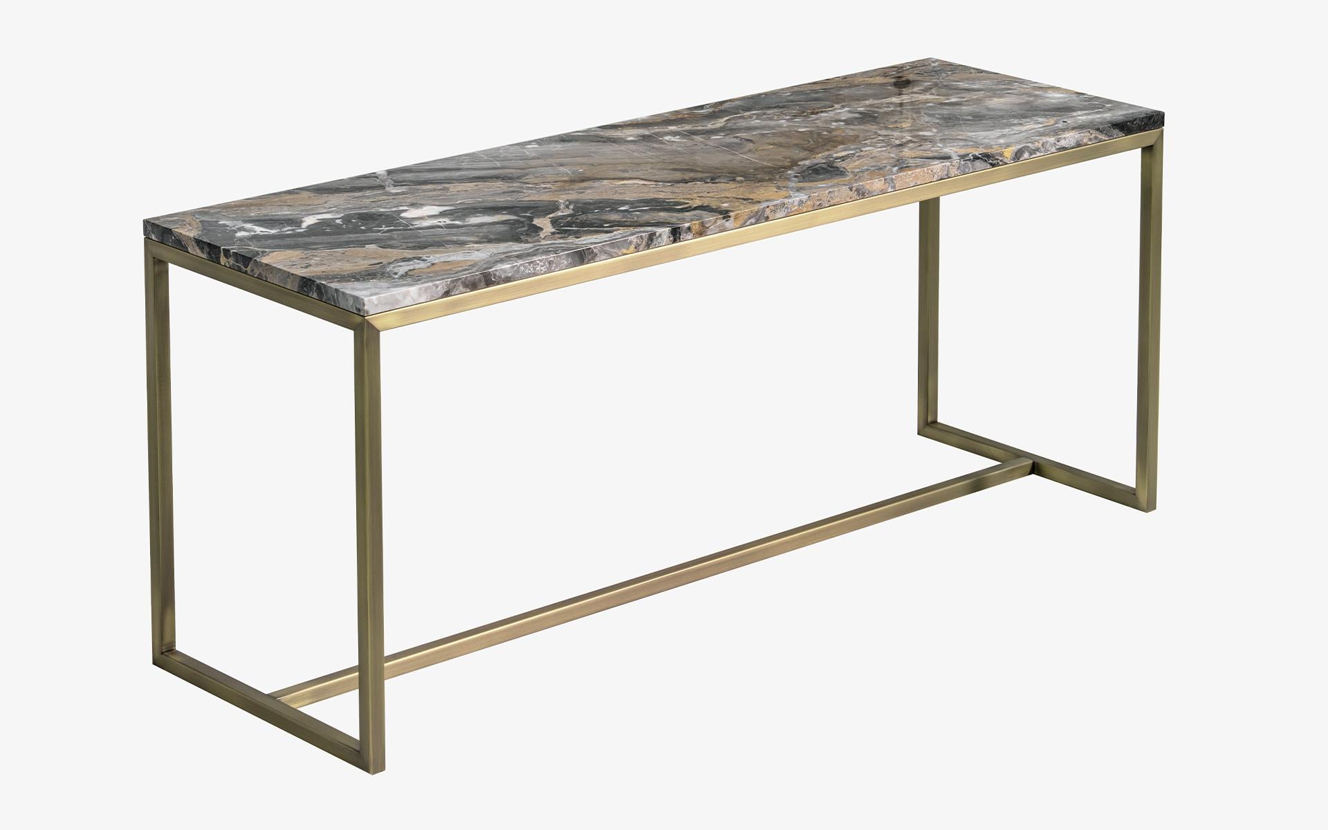 Moderne Table d'appoint longue Famed avec plateau en marbre Labrador Gold et pieds plaqués laiton en vente