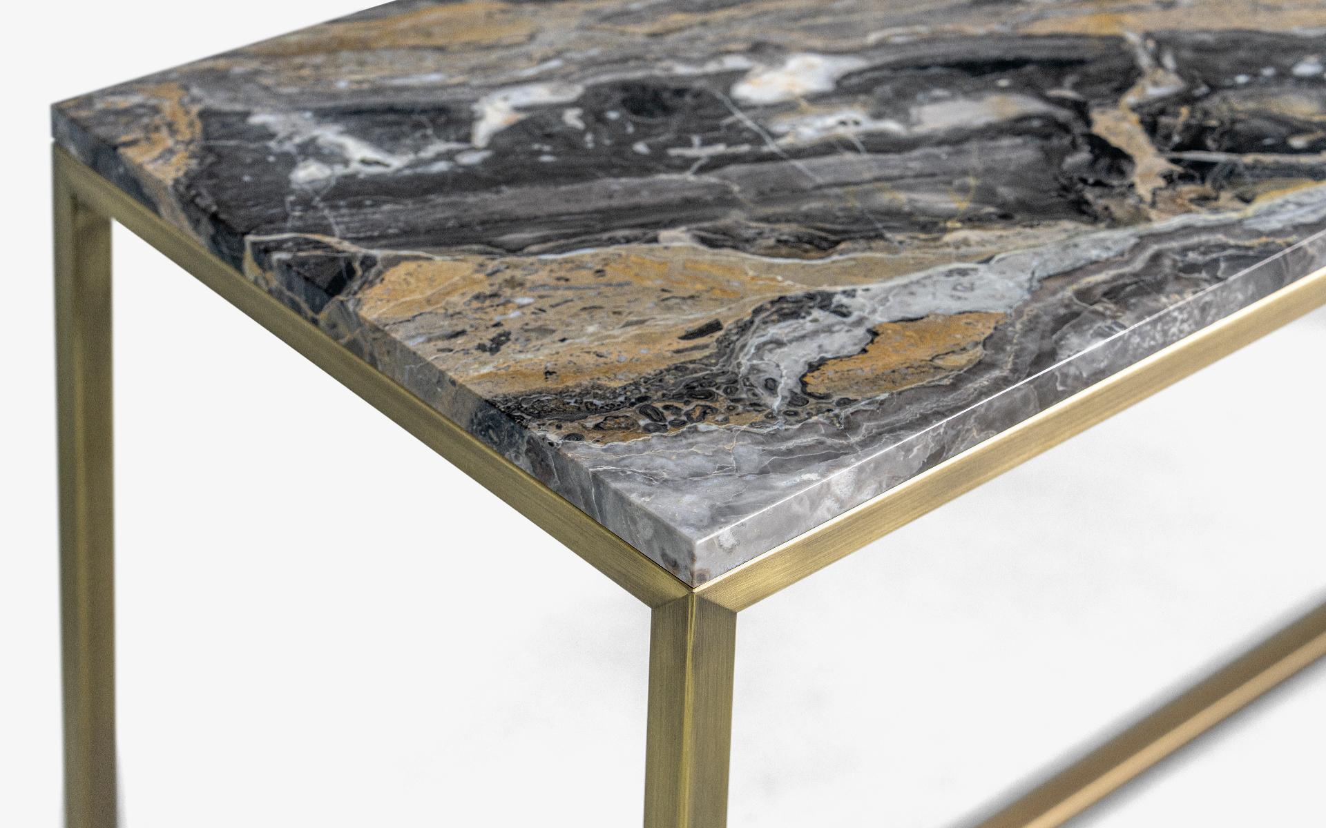 Turc Table d'appoint longue Famed avec plateau en marbre Labrador Gold et pieds plaqués laiton en vente