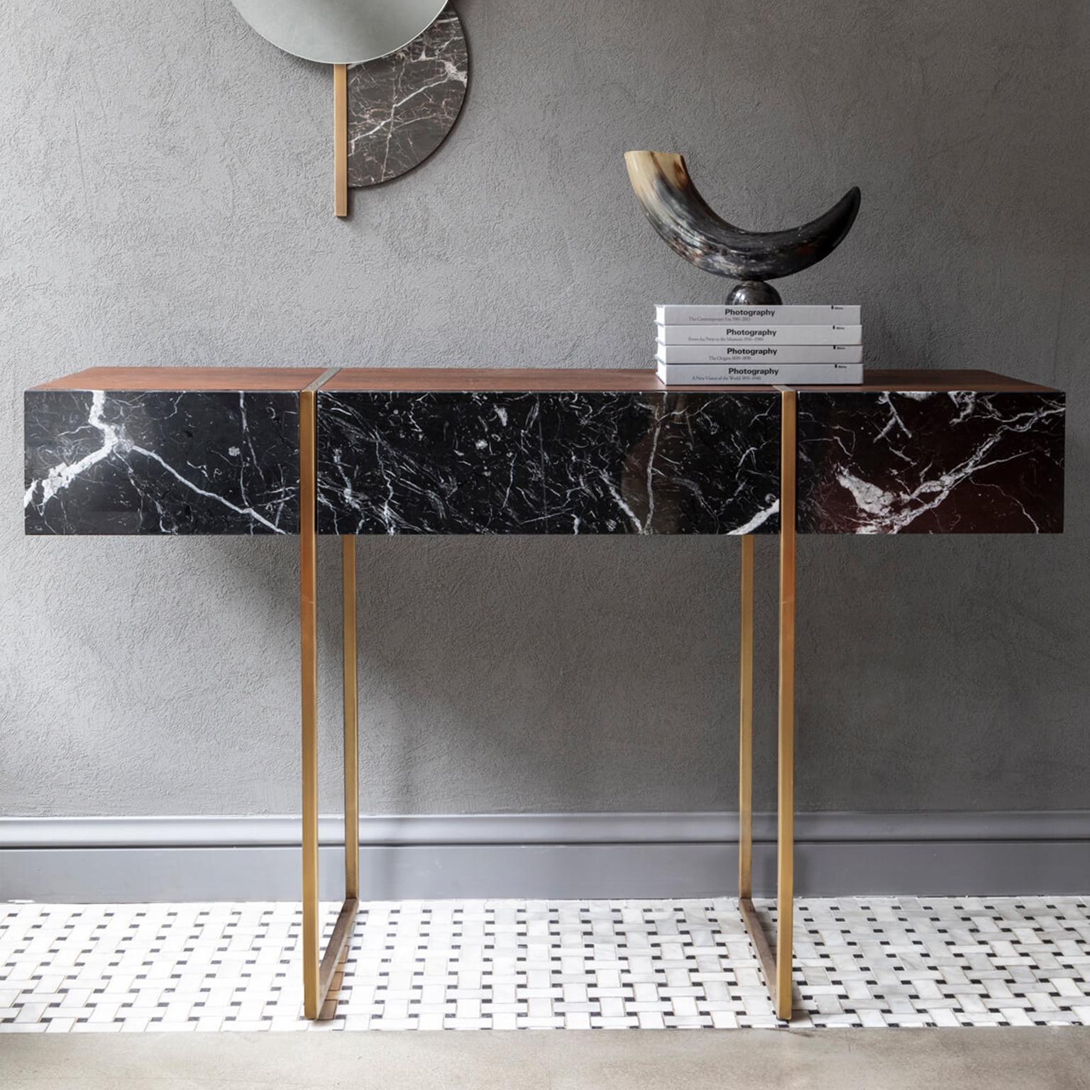 La famosa credenza è rivestita in marmo nero Alexander con accenti in ottone e incorpora un design semplice in noce chiaro...

Misure: Lunghezza: 56,6'' / Profondità: 17,7'' / Altezza: 35,4''
Peso: 60.4 kg

Materiali:
-Rovere massiccio di prima