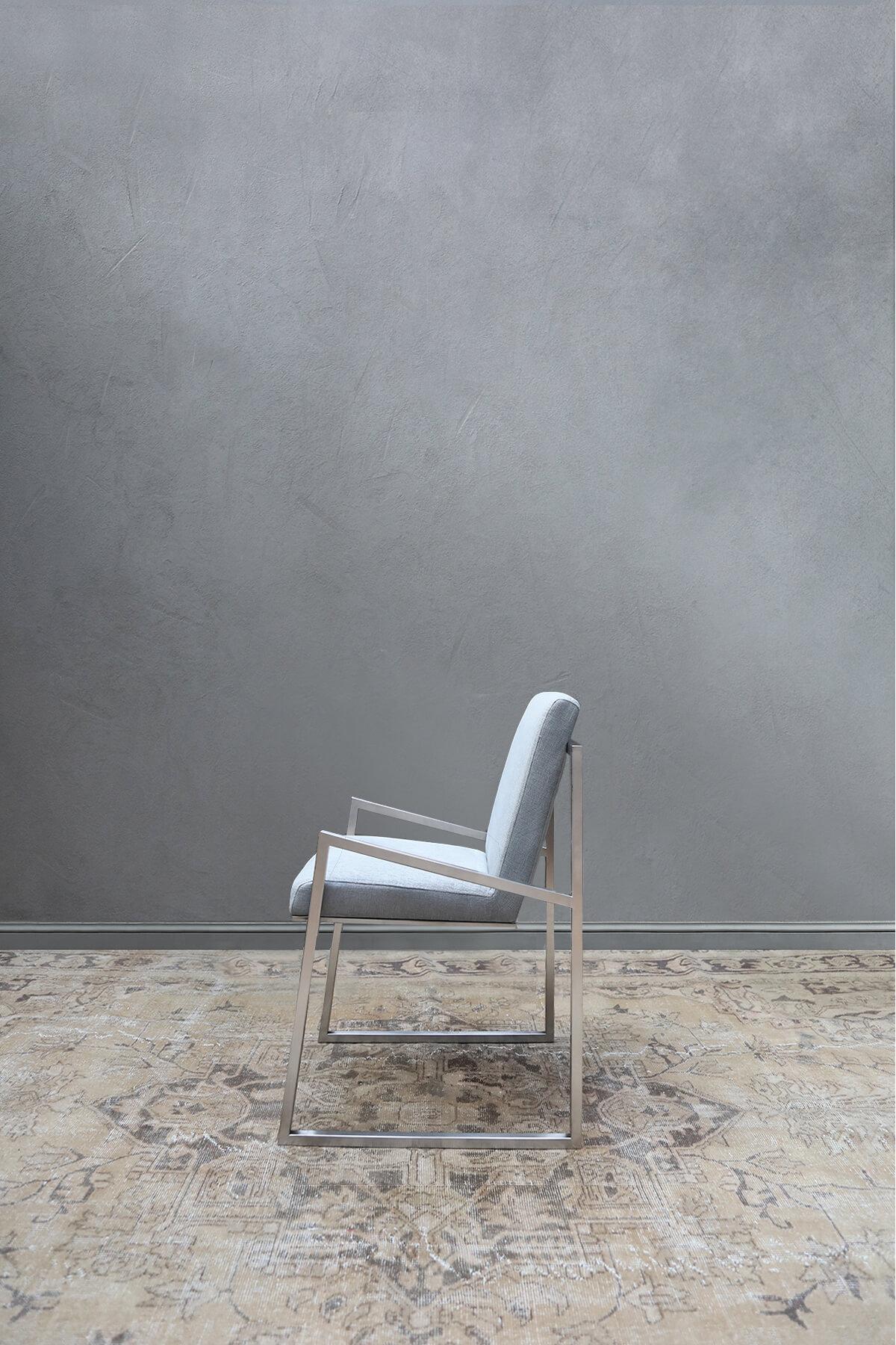 Chaise de renommée gris chrome mat en vente 1