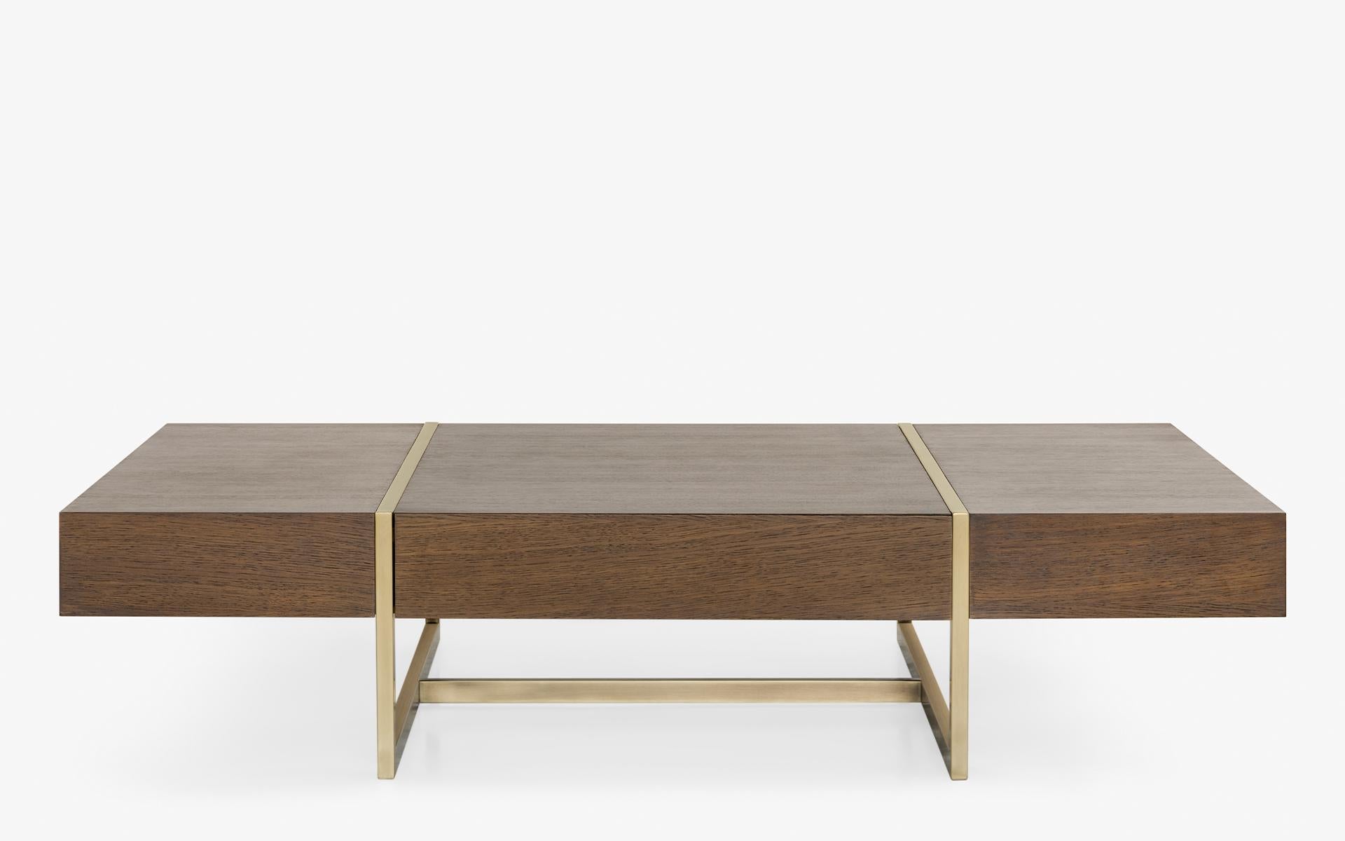 Voici l'exquise table basse Famed, un complément enchanteur à tout espace de vie qui allie sans effort sophistication et praticité. Fabriquée avec une attention méticuleuse aux détails, cette table basse se dresse sur d'élégants pieds en laiton,