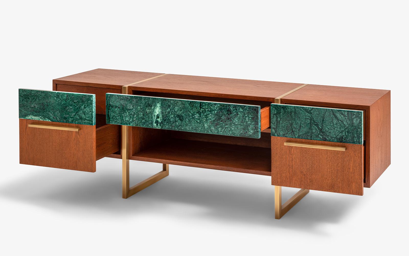 El Mueble de TV FAMED es una elegante pieza de mobiliario que combina elementos naturales como la chapa de roble, el mármol de la selva tropical y el latón envejecido para crear un diseño visualmente atractivo y elegante. La chapa de roble