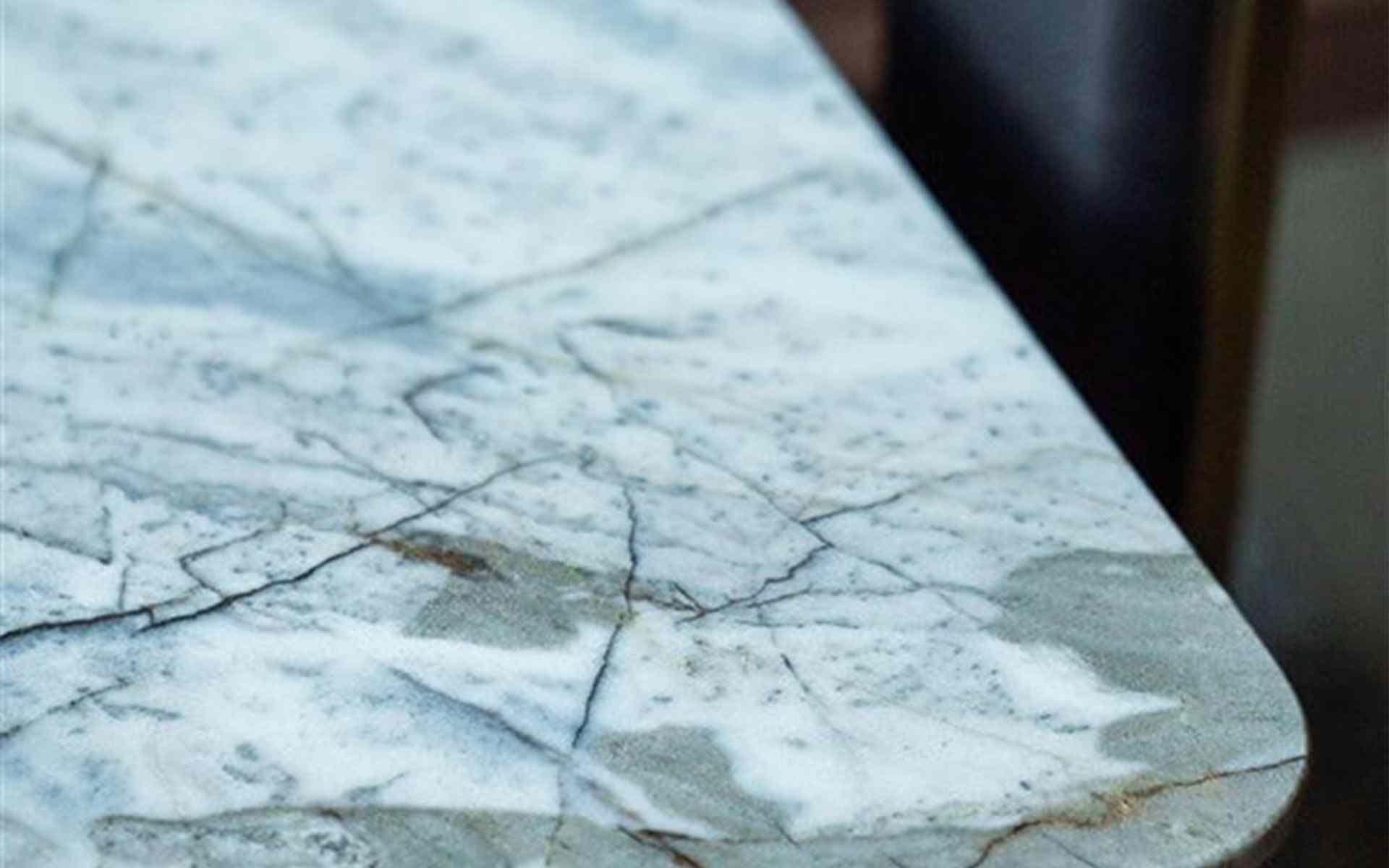 Table Famed, pied en laiton, plateau en marbre blanc Calacatta en vente 2