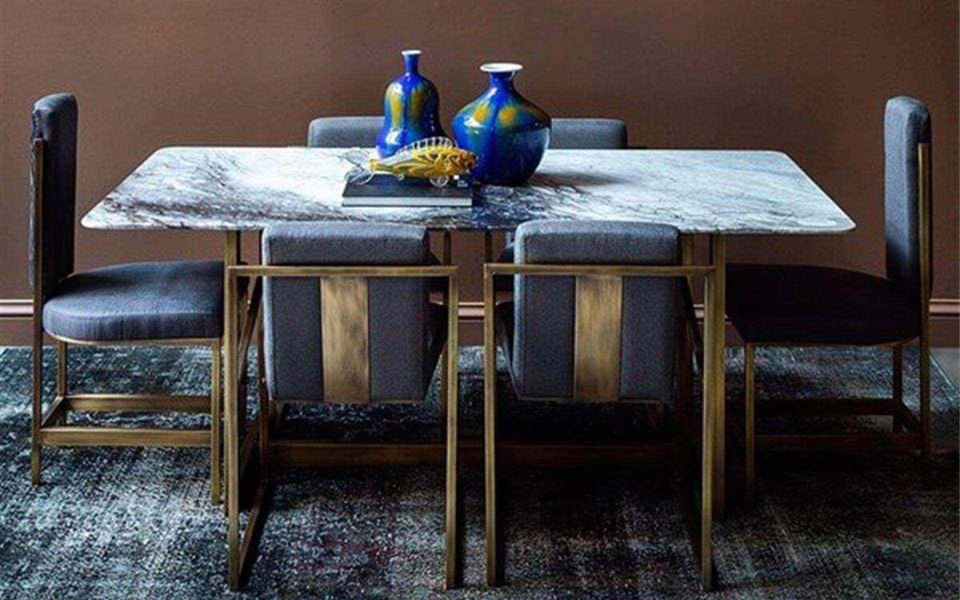 Turc Table Famed, pied en laiton, plateau en marbre blanc Calacatta en vente