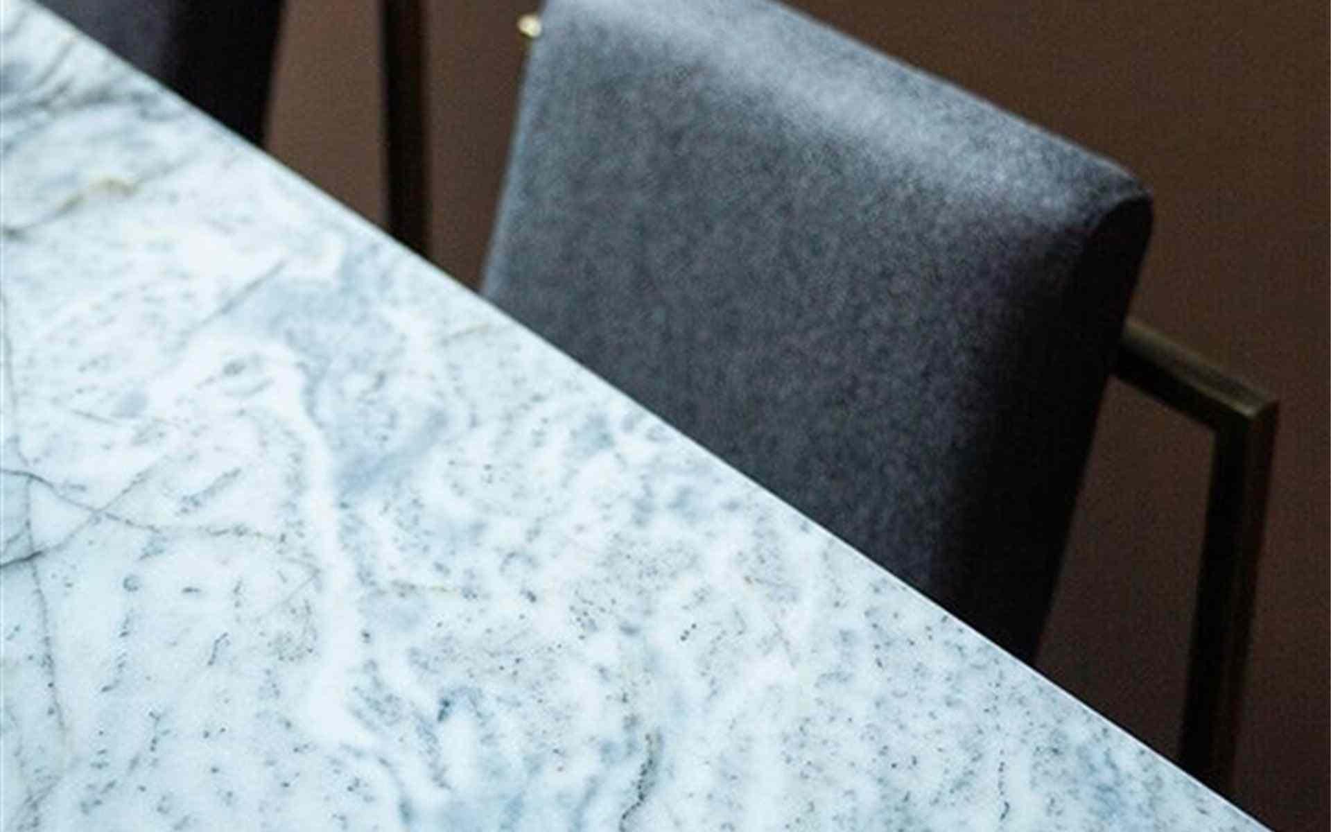 Métal Table Famed, pied en laiton, plateau en marbre blanc Calacatta en vente