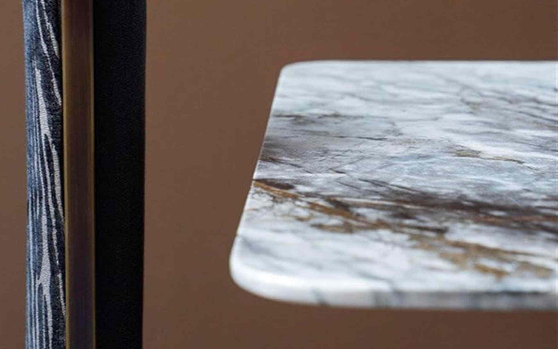 Table Famed, pied en laiton, plateau en marbre blanc Calacatta en vente 1