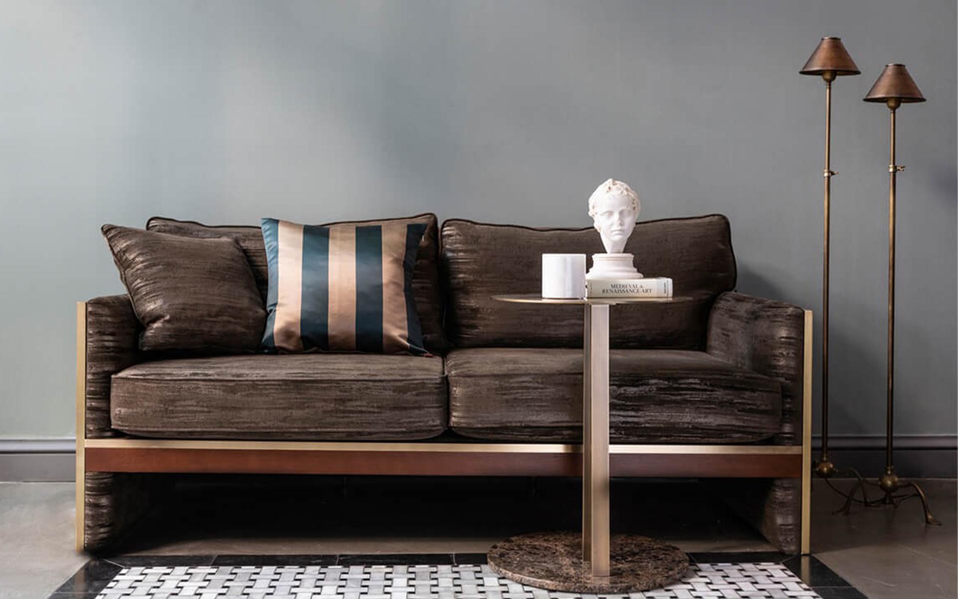 Famed Zweisitzer-Sofa aus Messing (Moderne) im Angebot