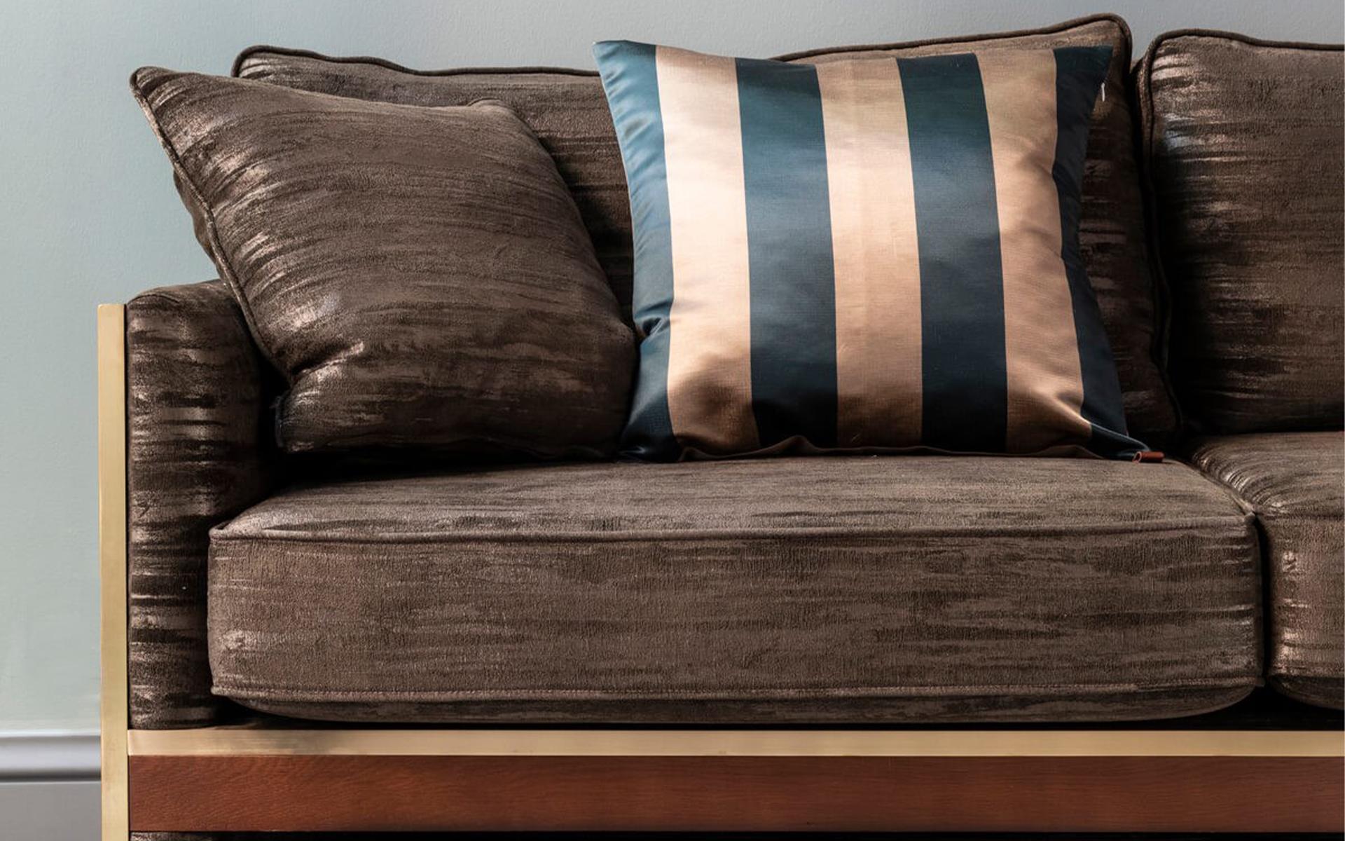 Famed Zweisitzer-Sofa aus Messing (Handgefertigt) im Angebot