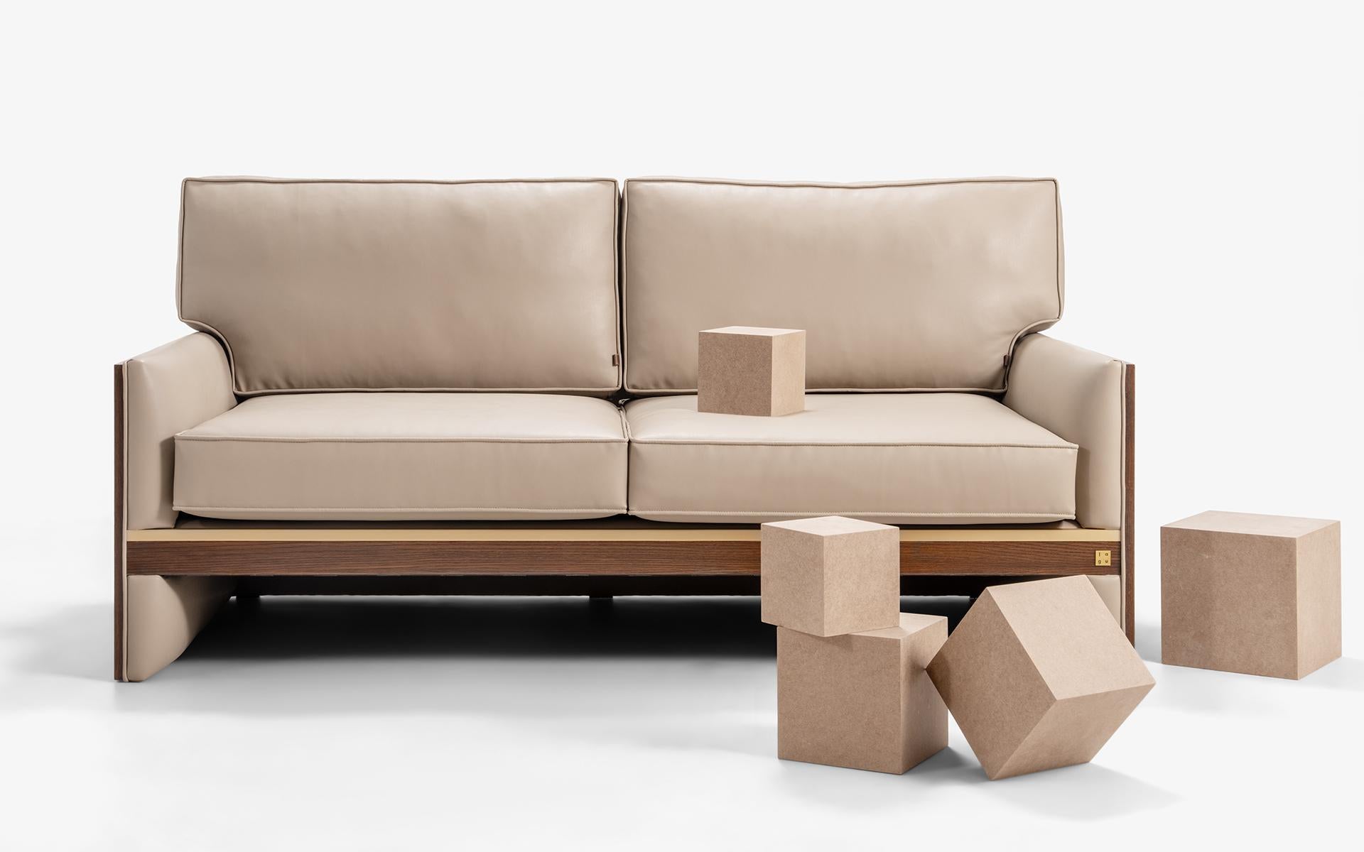 Famed Canapé deux places avec panneaux latéraux en bois et revêtement en similicuir en vente 2