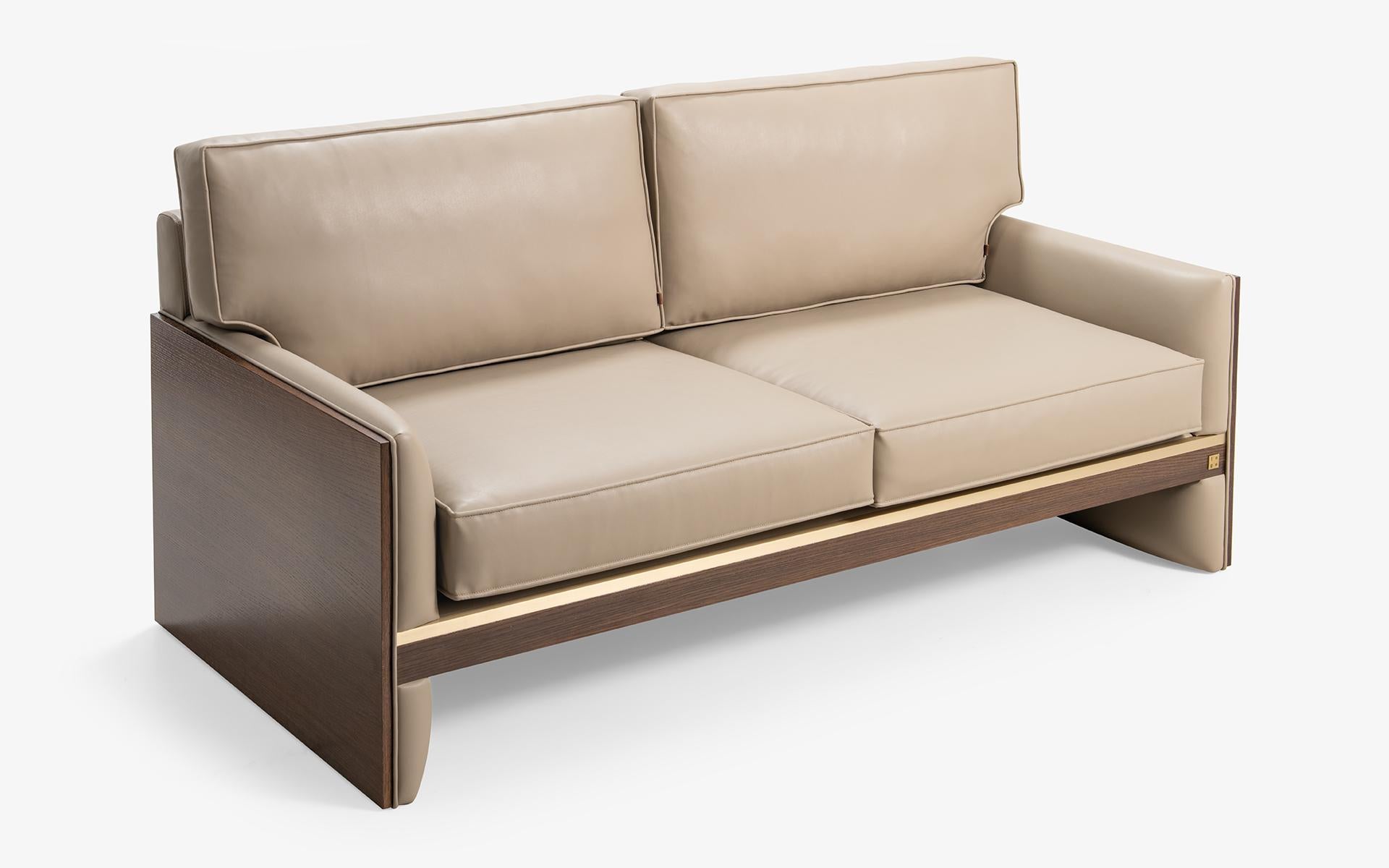 Turc Famed Canapé deux places avec panneaux latéraux en bois et revêtement en similicuir en vente