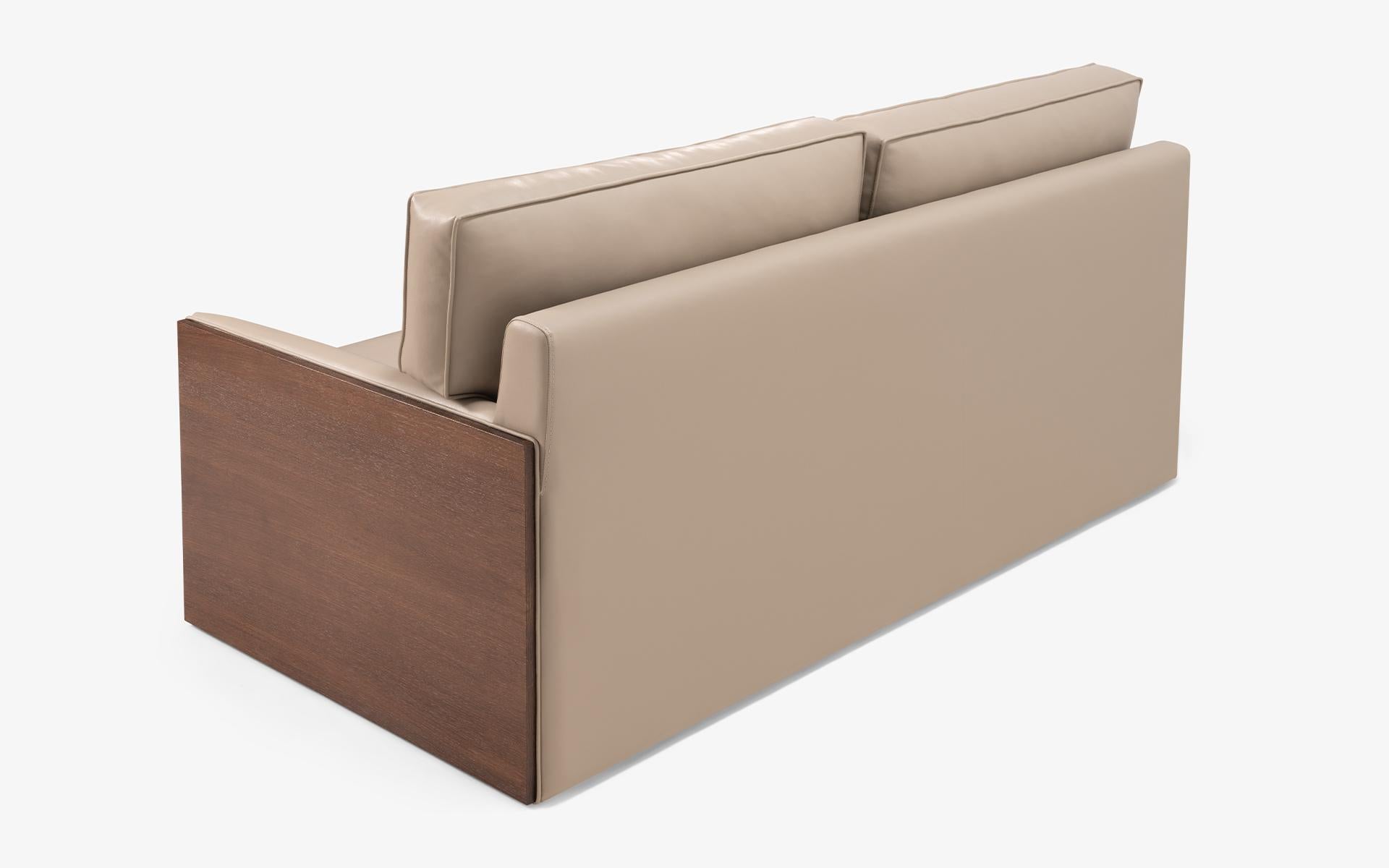 Fait main Famed Canapé deux places avec panneaux latéraux en bois et revêtement en similicuir en vente