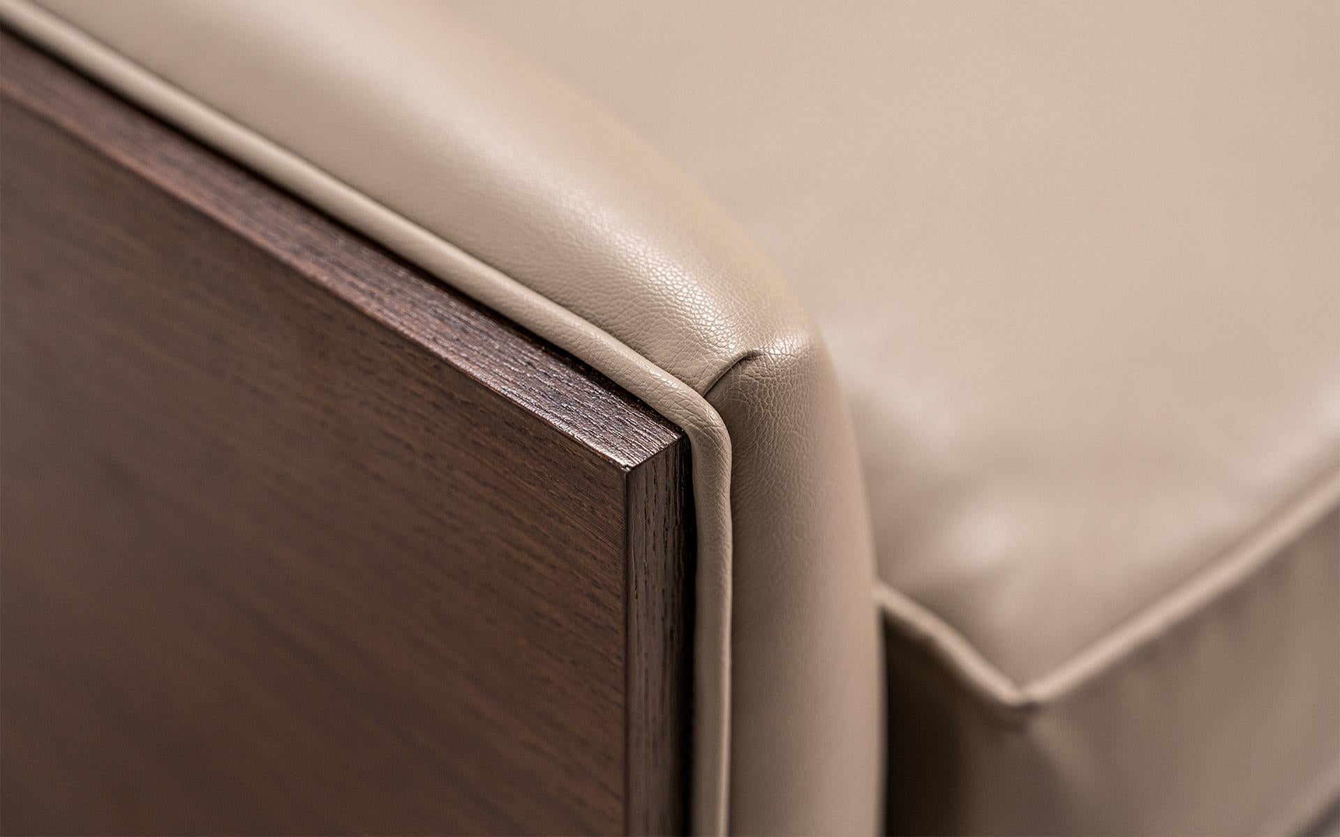 Famed Canapé deux places avec panneaux latéraux en bois et revêtement en similicuir Neuf - En vente à İSTANBUL, TR