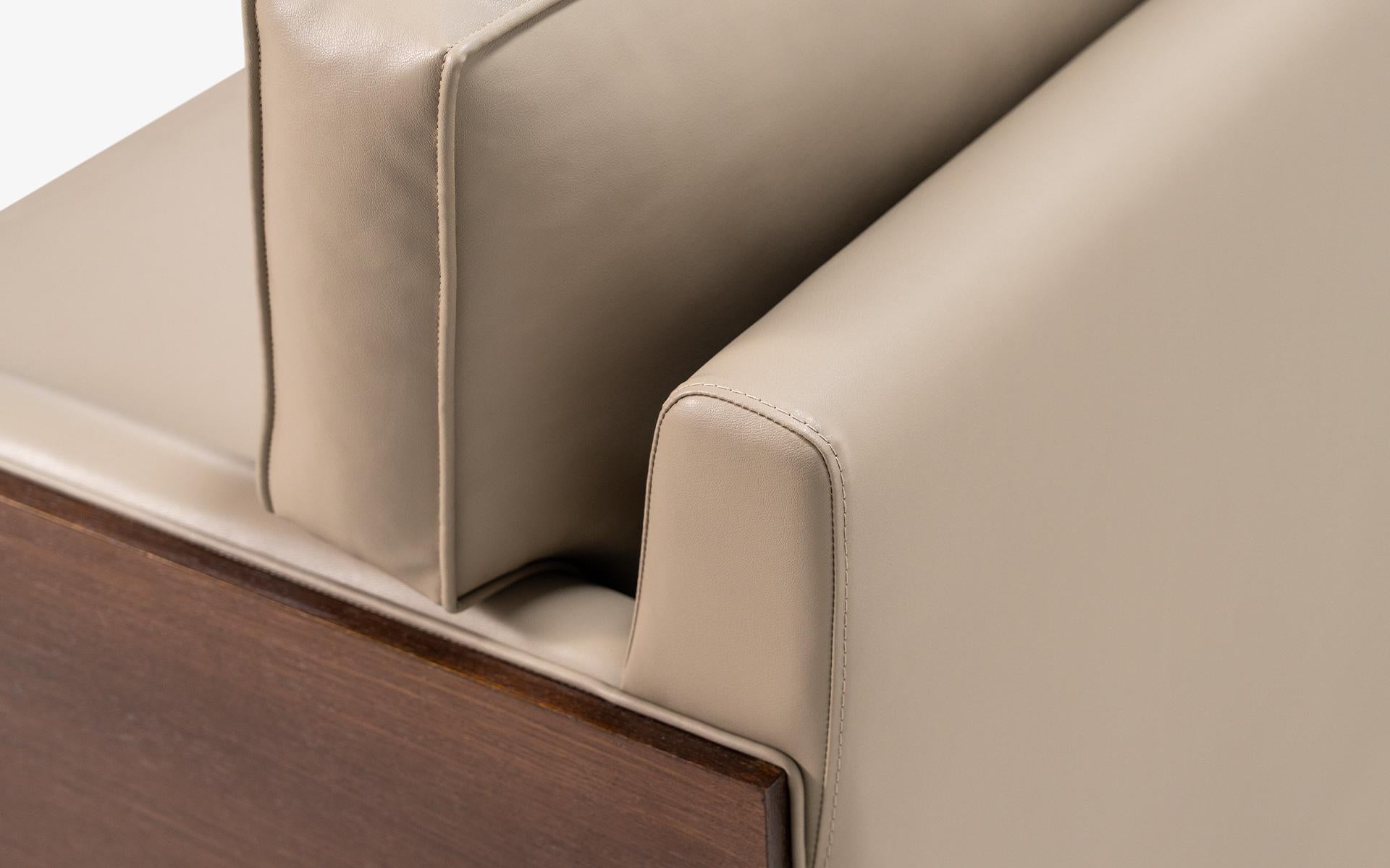 XXIe siècle et contemporain Famed Canapé deux places avec panneaux latéraux en bois et revêtement en similicuir en vente