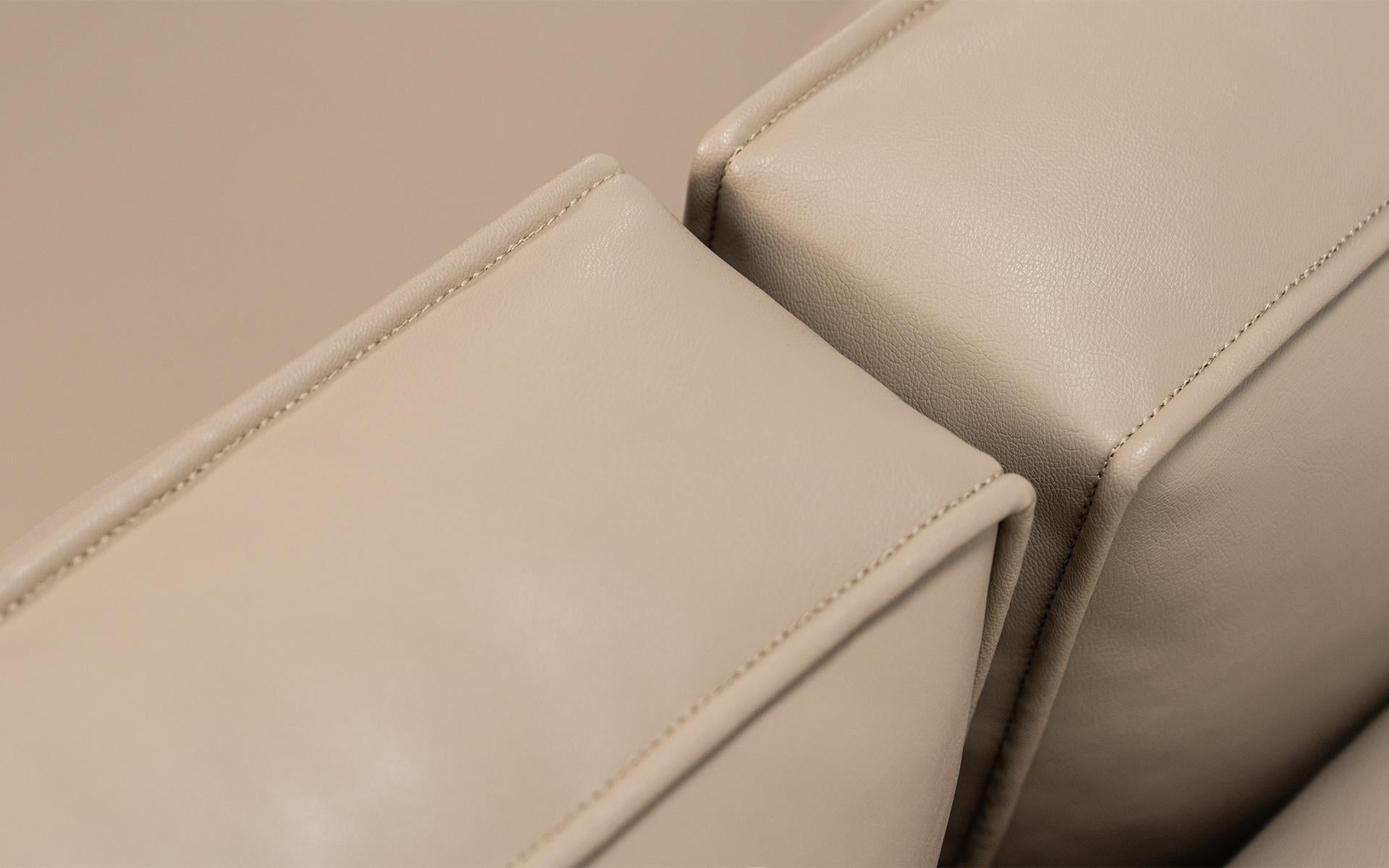 Tissu d'ameublement Famed Canapé deux places avec panneaux latéraux en bois et revêtement en similicuir en vente