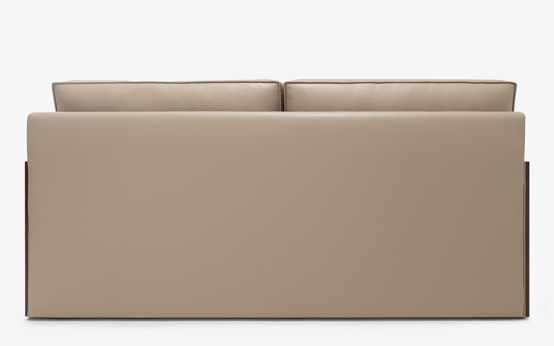 Famed Canapé deux places avec panneaux latéraux en bois et revêtement en similicuir en vente 1