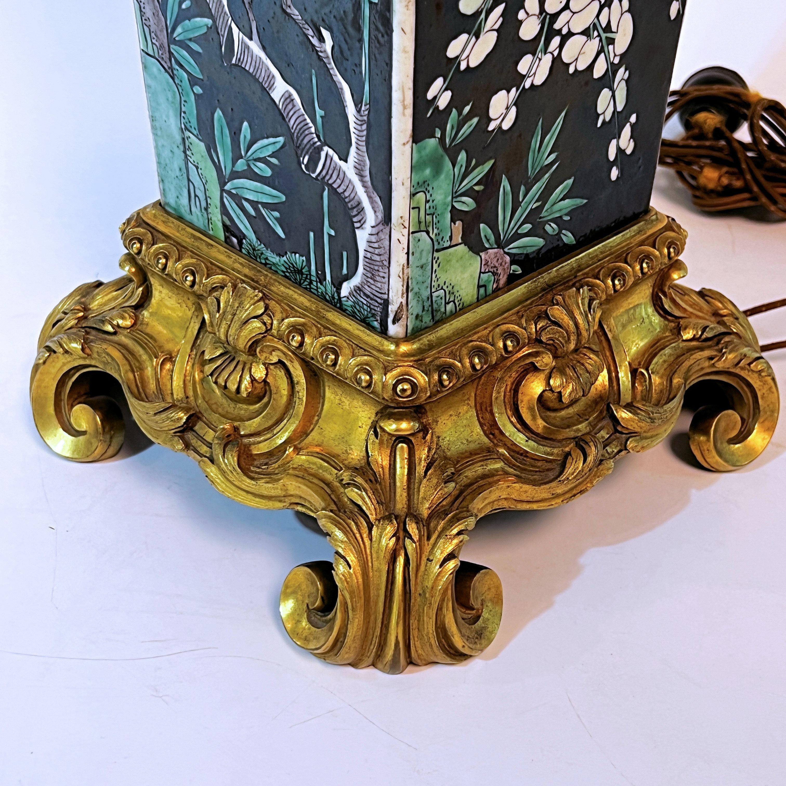 Lampe de bureau Famille Noire en porcelaine chinoise, bronze doré en vente 5