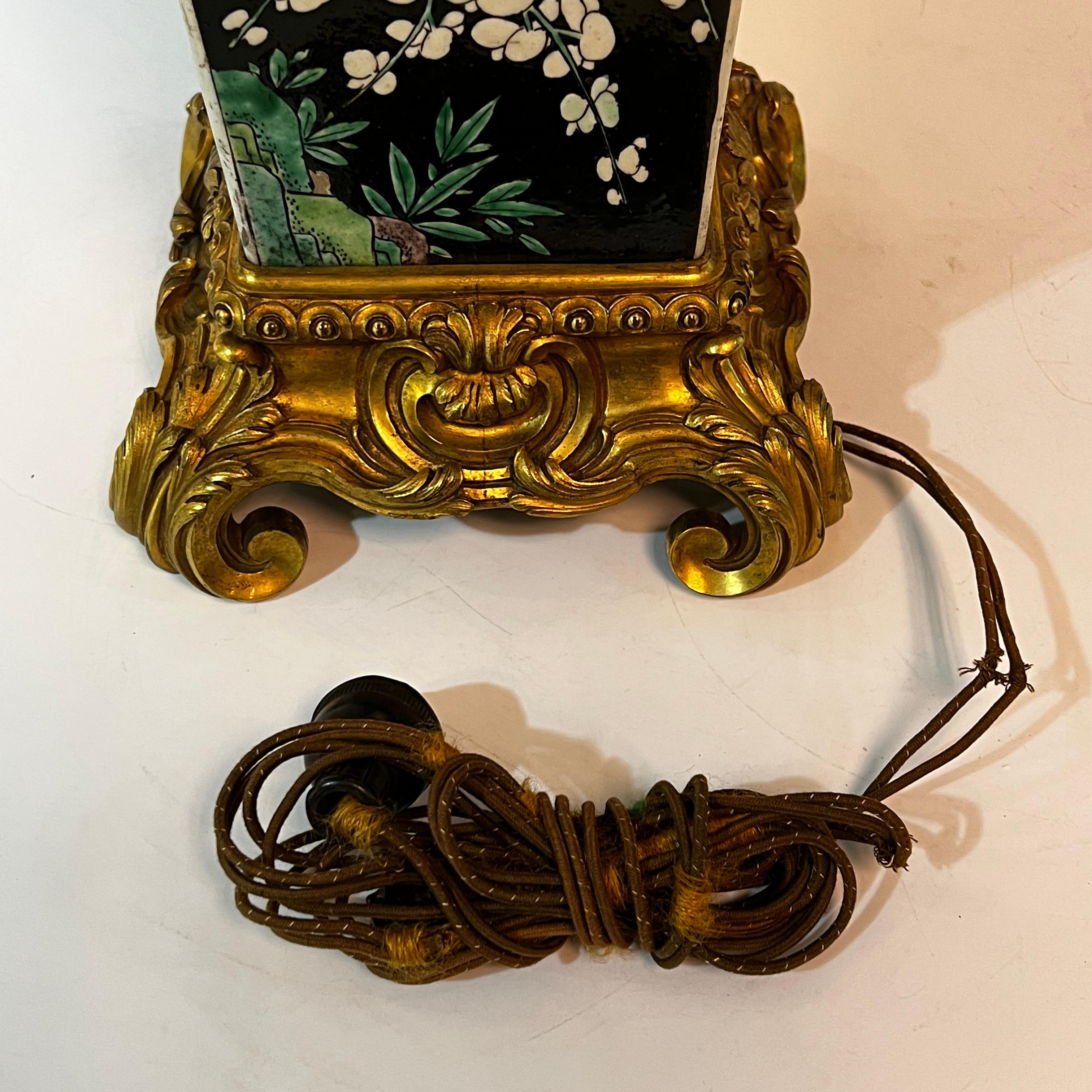 Lampe de bureau Famille Noire en porcelaine chinoise, bronze doré en vente 7