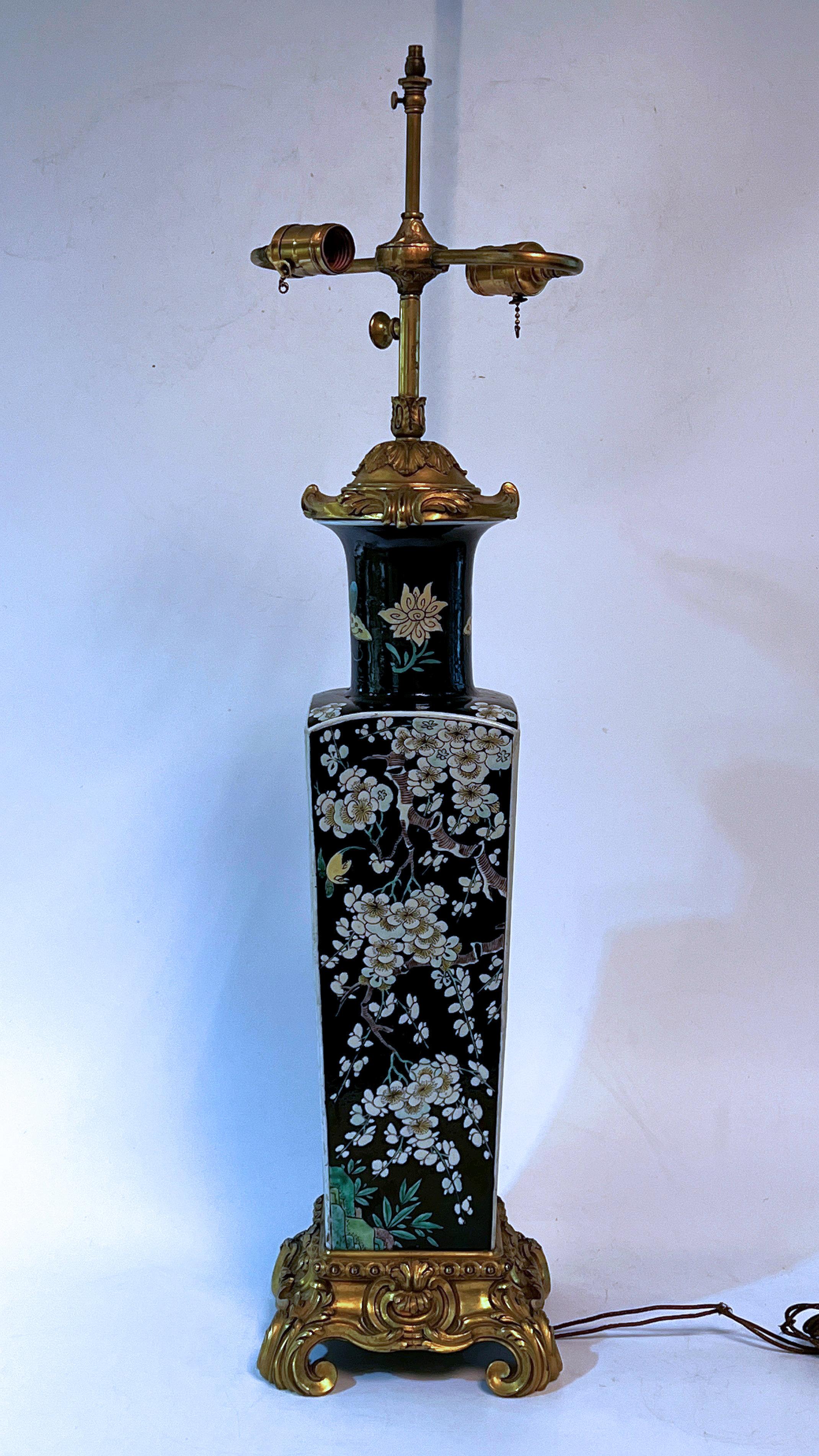 Lampe de bureau Famille Noire en porcelaine chinoise, bronze doré en vente 8