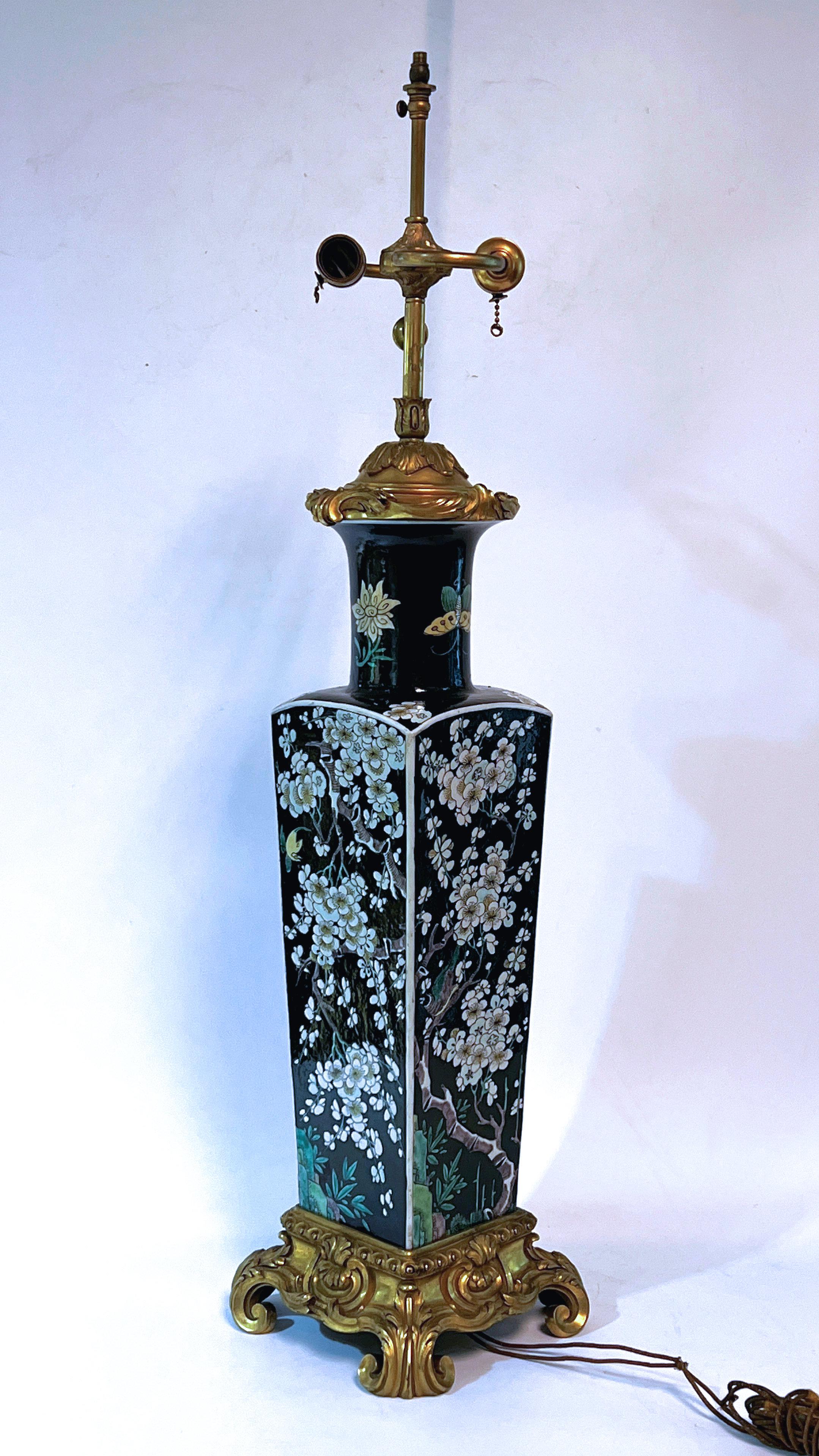 Lampe de bureau Famille Noire en porcelaine chinoise, bronze doré en vente 9
