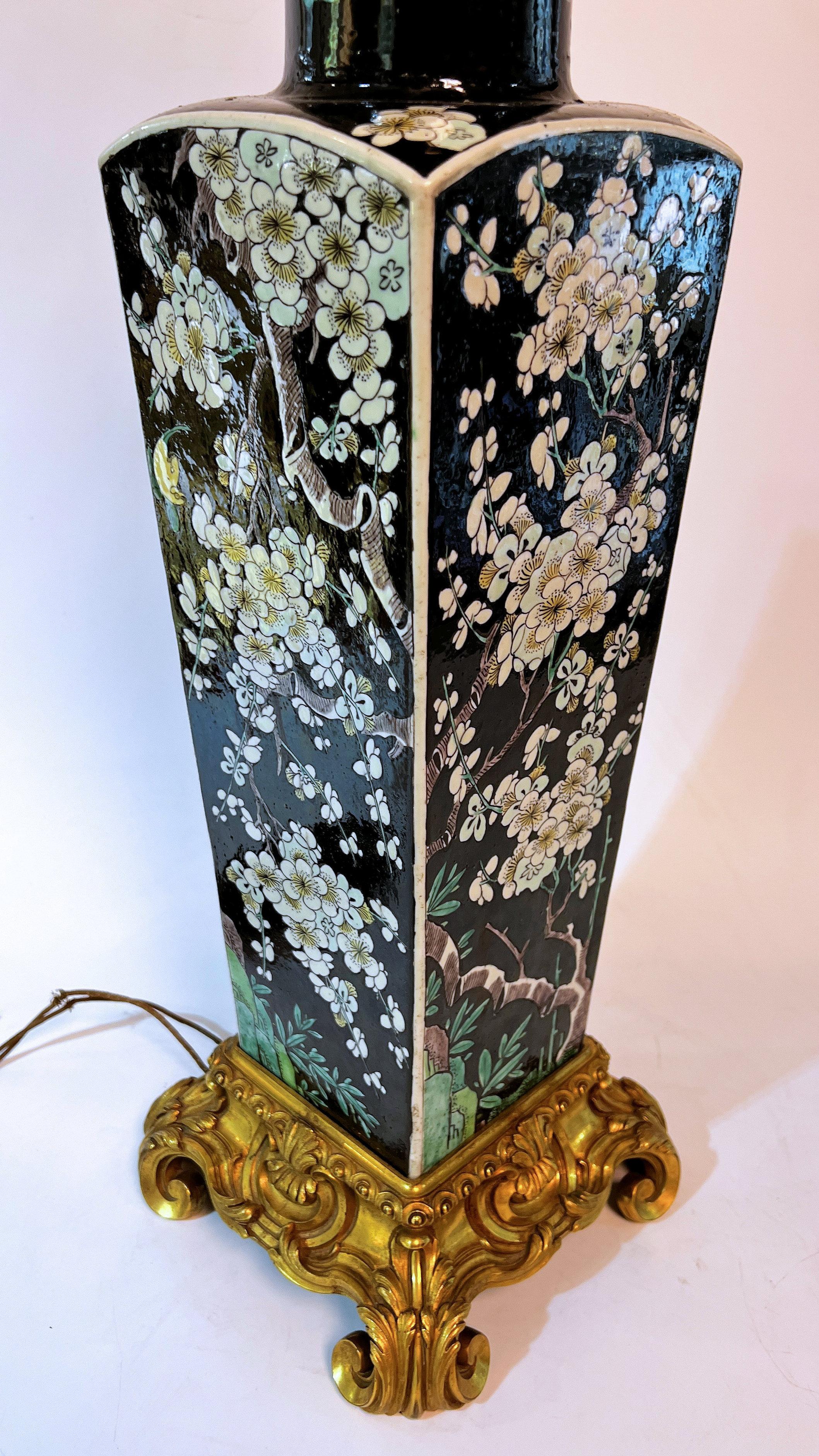 Chinois Lampe de bureau Famille Noire en porcelaine chinoise, bronze doré en vente