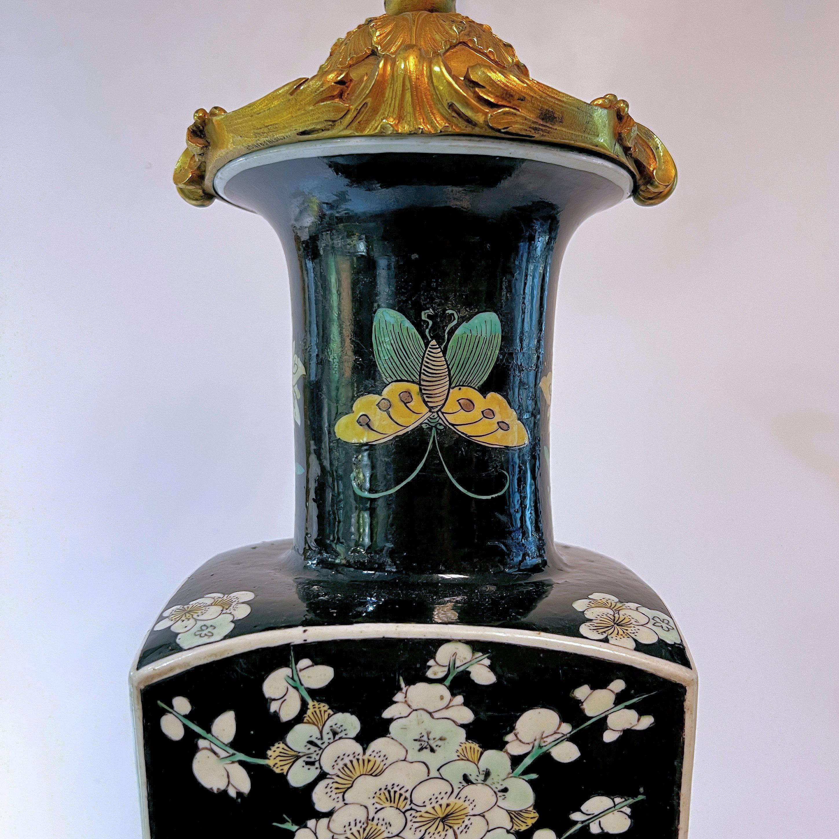 XIXe siècle Lampe de bureau Famille Noire en porcelaine chinoise, bronze doré en vente