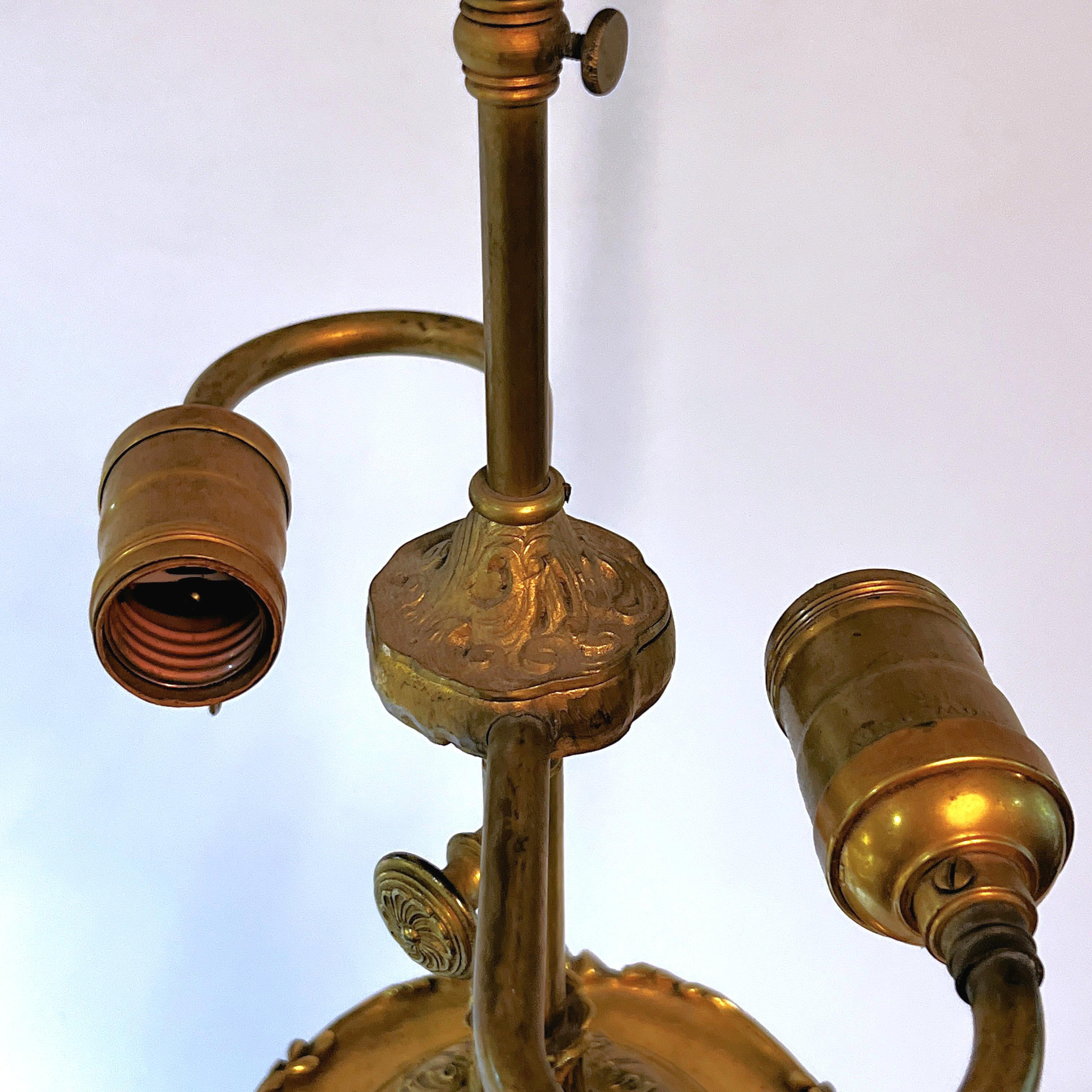 Lampe de bureau Famille Noire en porcelaine chinoise, bronze doré en vente 1