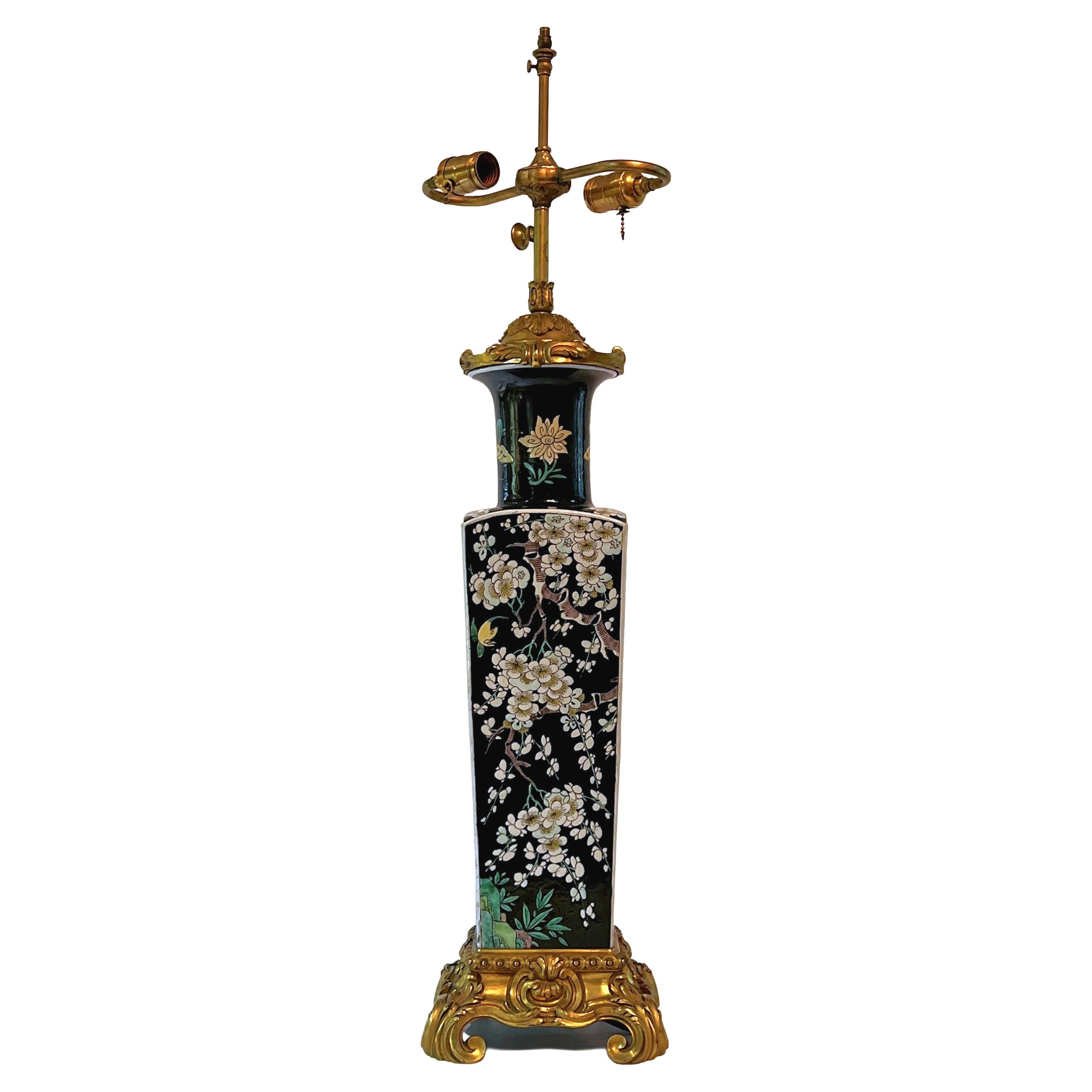 Chinesische Famille Noire-Tischlampe aus Porzellan mit Goldbronze-Bronze-Montierung