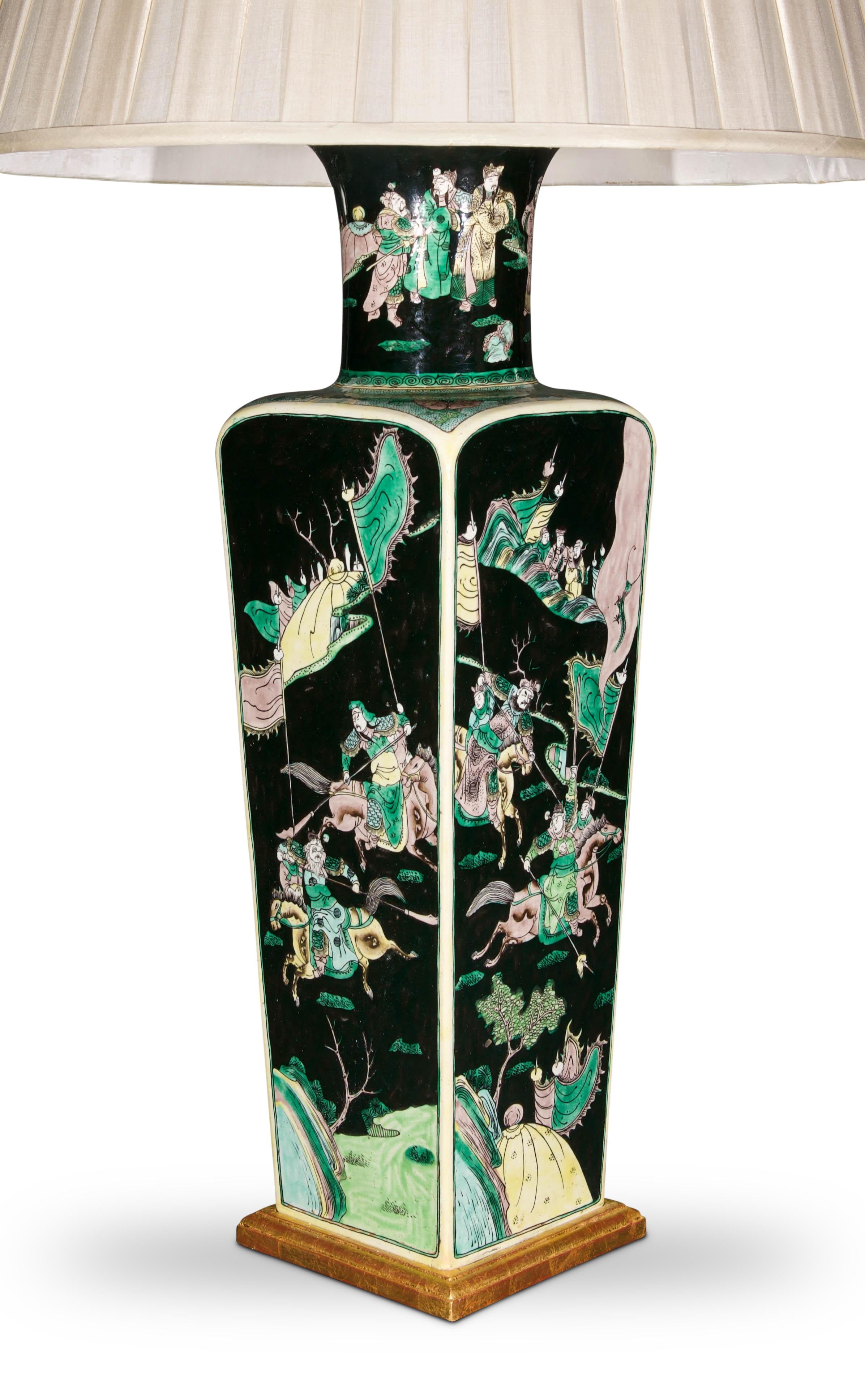 Céramique Grande lampe de bureau chinoise ancienne Famille Noire du 19ème siècle en vente