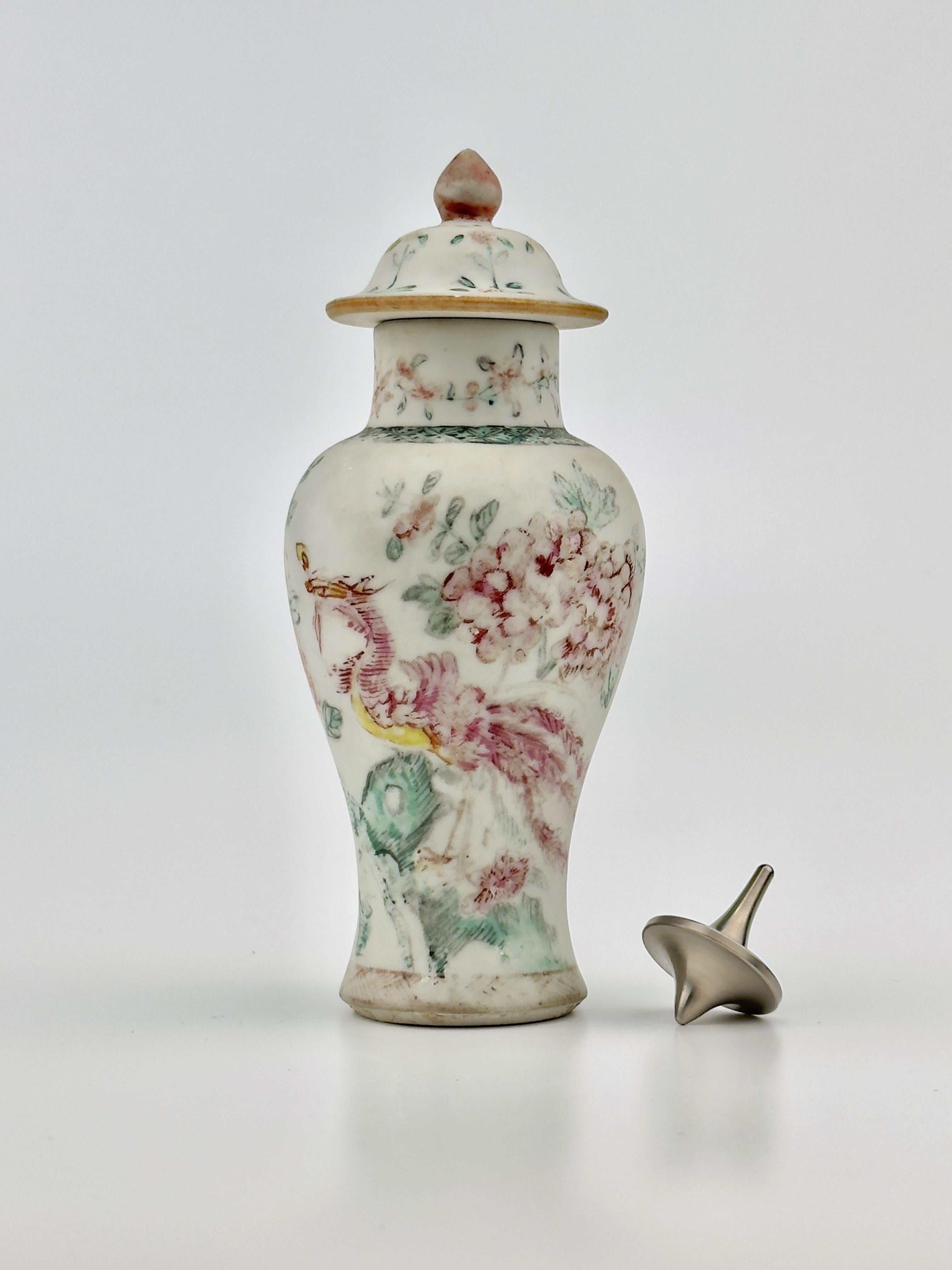 Famille Rose Baluster-Vase CIRCA 1725, Qing Dynasty, Herrschaft Kangxi-Yongzheng (Glasiert) im Angebot
