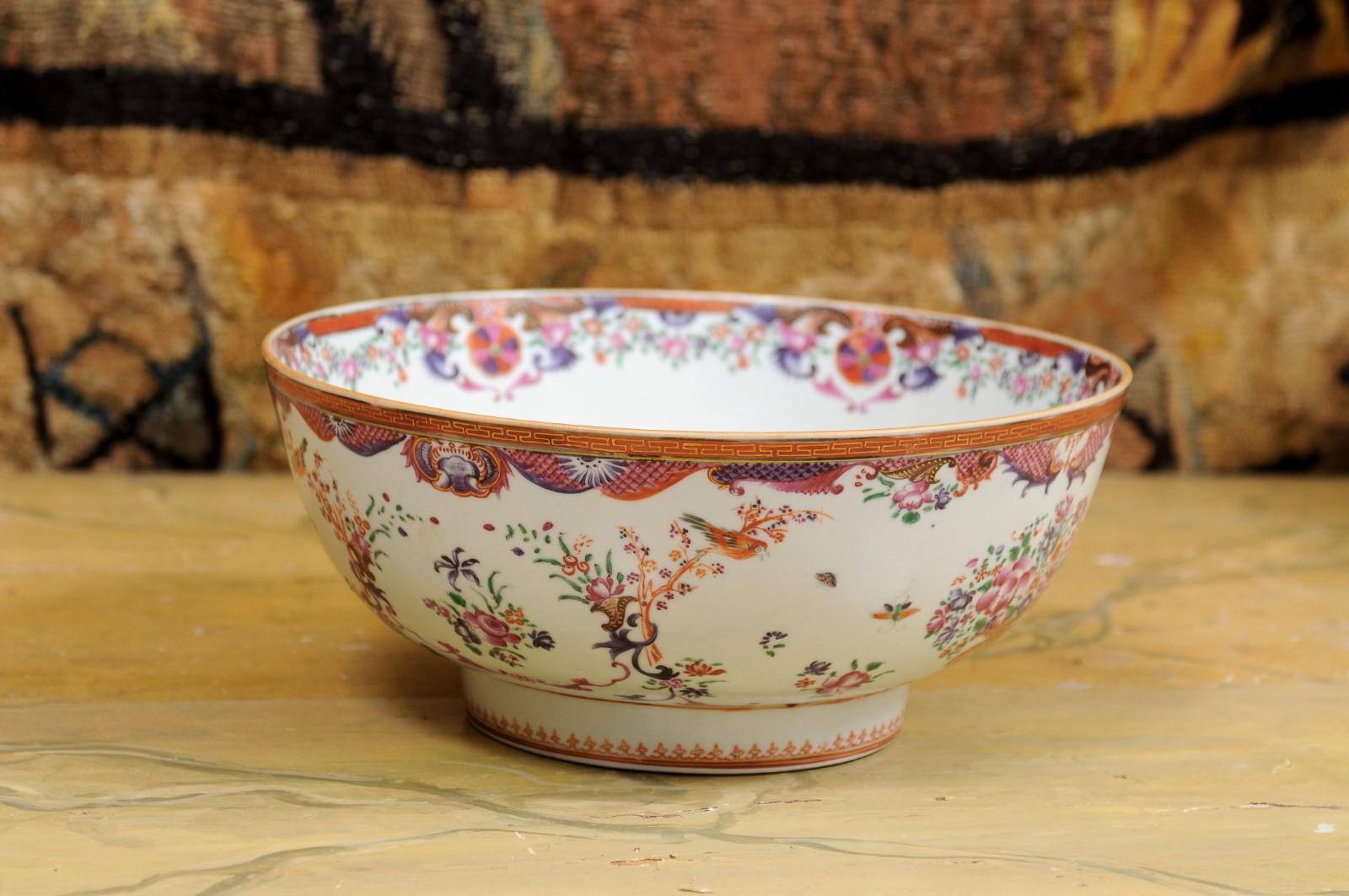Famille Rose Bowl with Bird & Butterfly Decoration, Chinese Export ca. 1780 For Sale 1