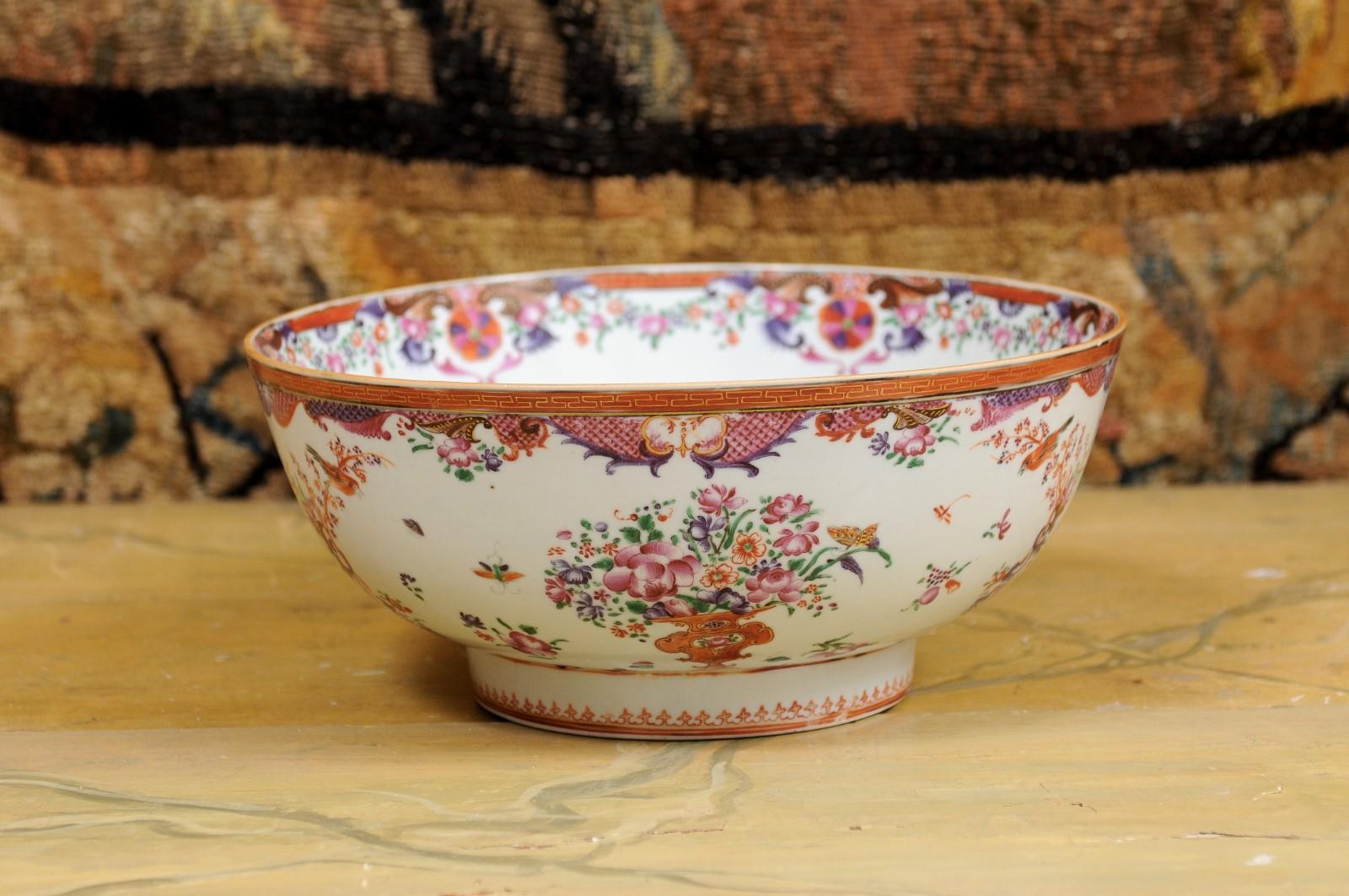 Famille Rose Bowl with Bird & Butterfly Decoration, Chinese Export ca. 1780 For Sale 4
