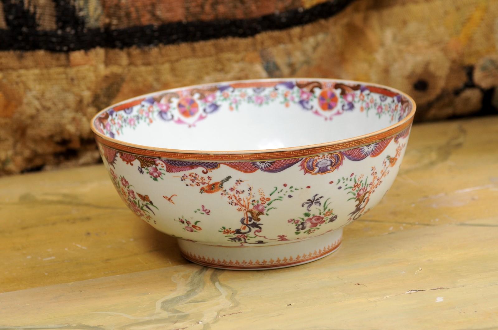 Famille Rose Bowl with Bird & Butterfly Decoration, Chinese Export ca. 1780 For Sale 5
