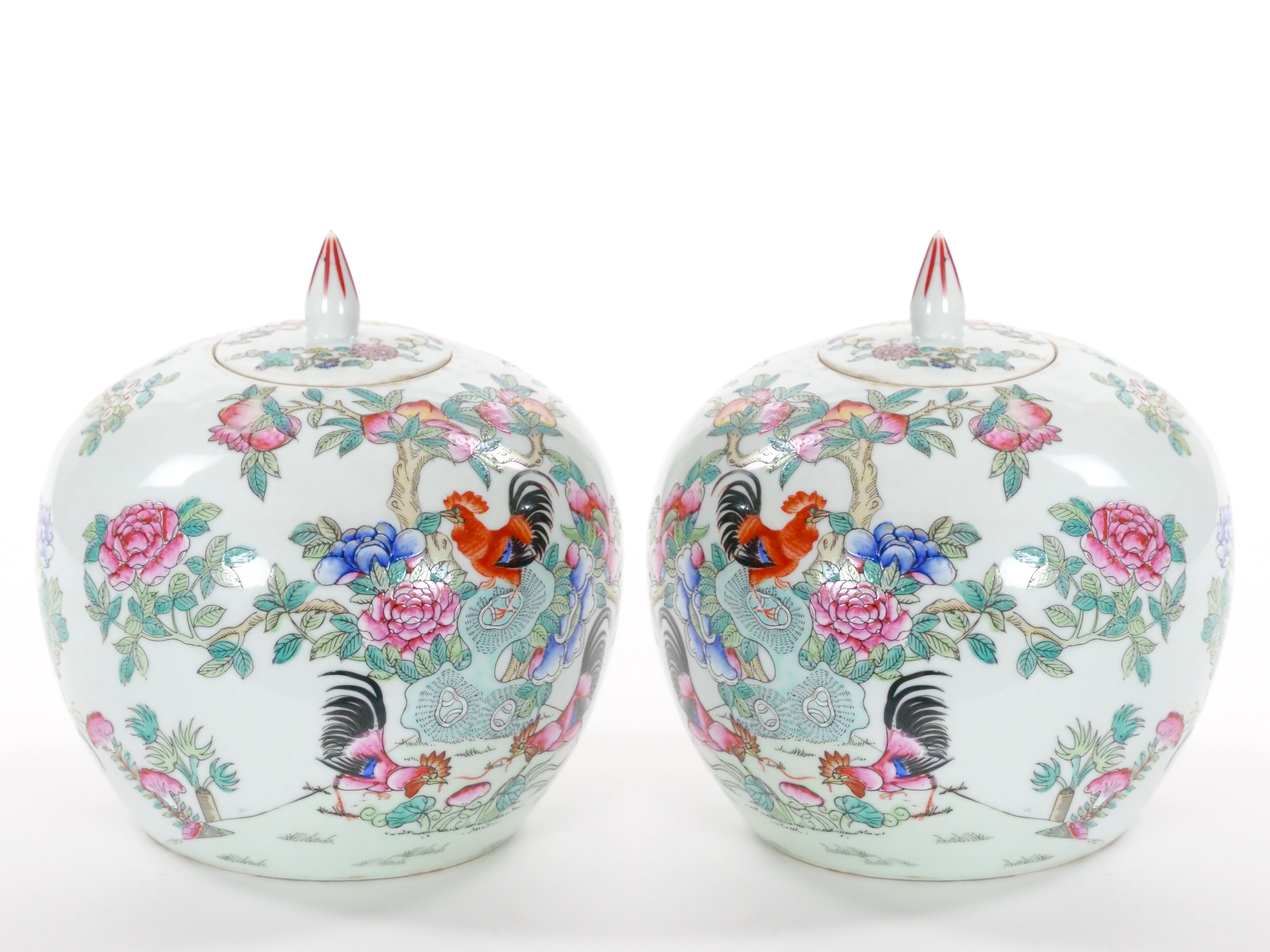 Estas exquisitas urnas cubiertas de porcelana china de finales del siglo XIX, elaboradas en estilo Famille Rose y Chinoiserie Celadón, son un impresionante testimonio del arte tradicional. Cada tarro presenta intrincadas escenas exteriores que