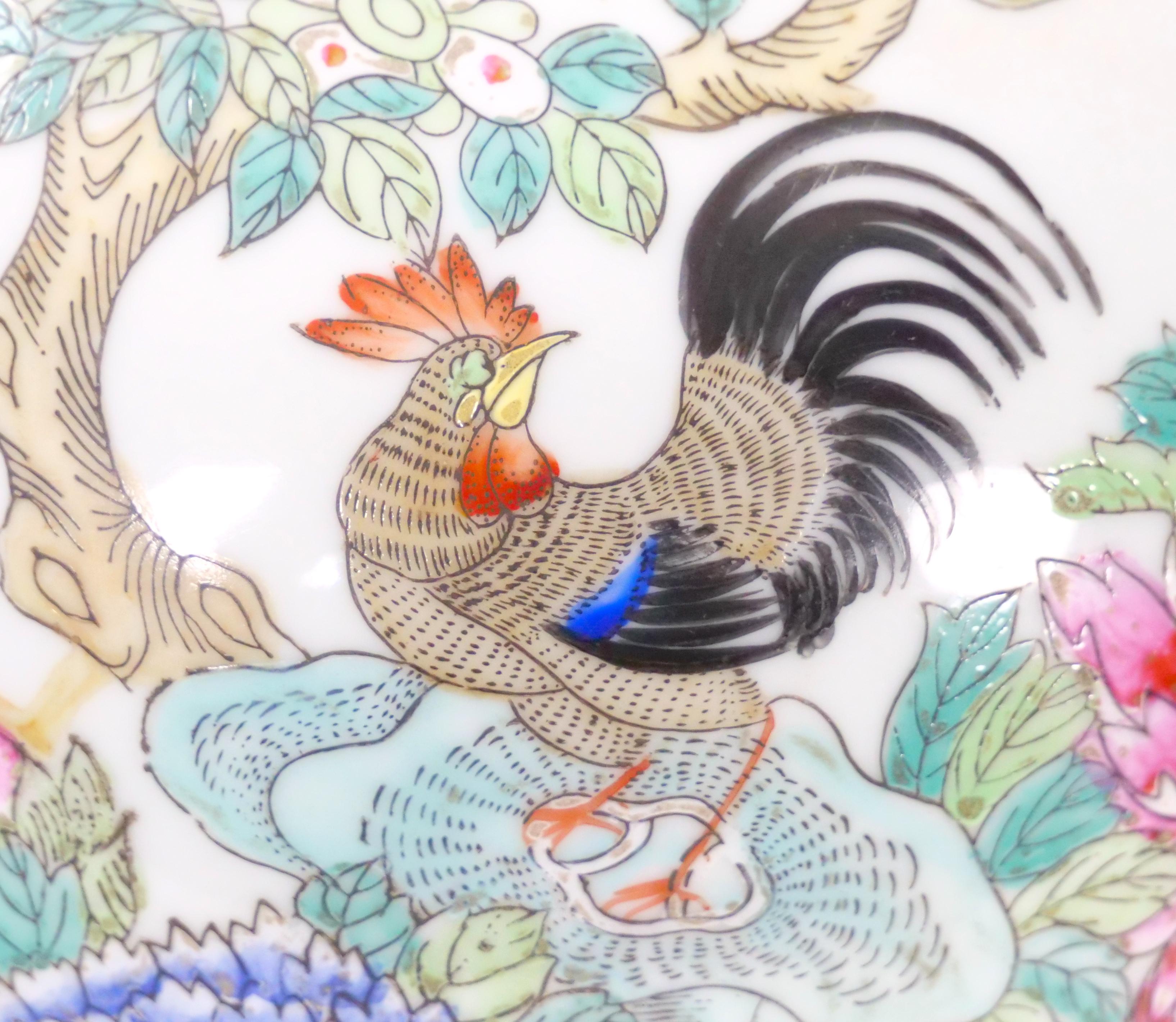 Urnas / Jarras Cubiertas Famille Rose Celadón Chinoiserie POrcelain en Bueno estado para la venta en Tarry Town, NY