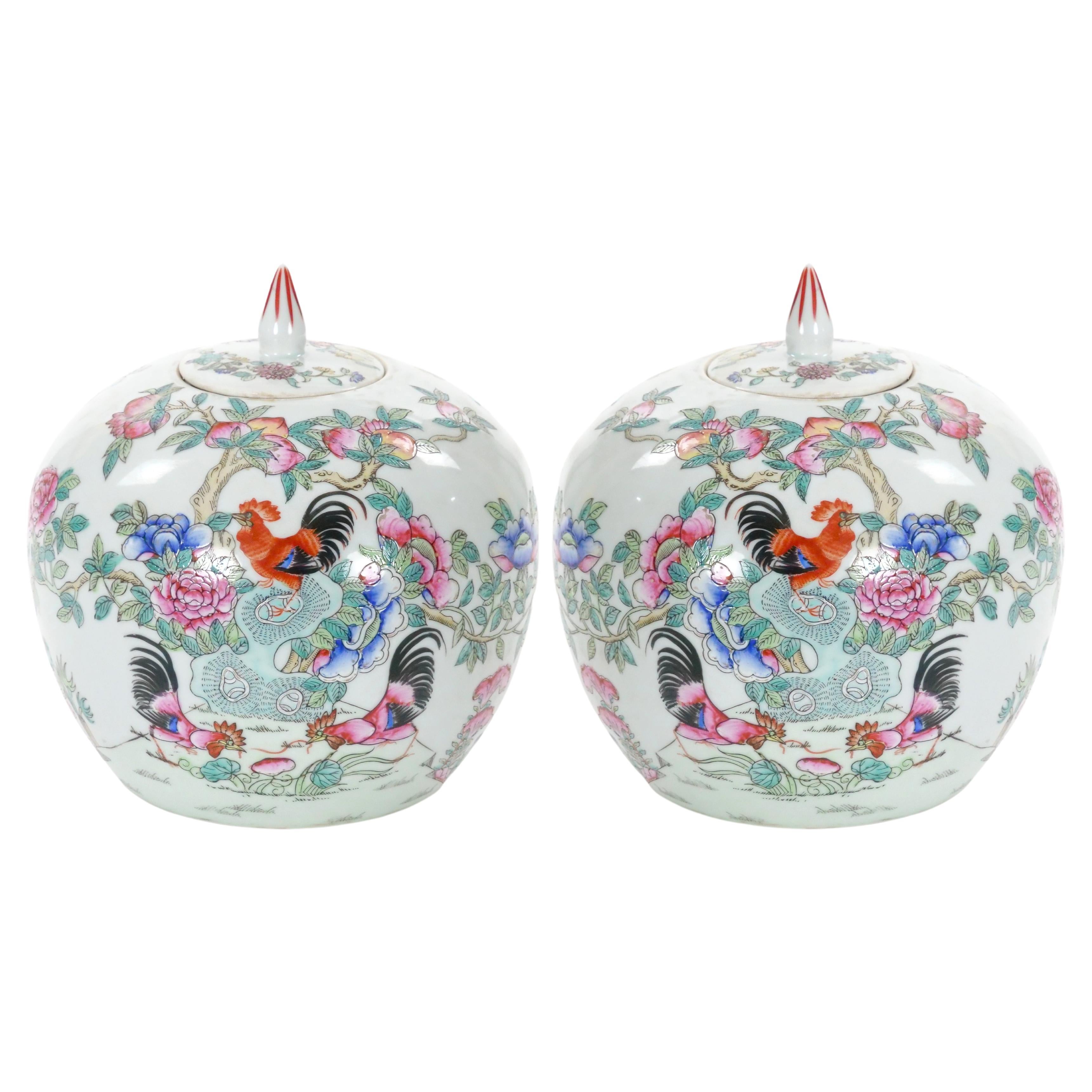 Famille Rose Celadon Chinoiserie POrcelain Urnen/Krüge mit Deckel aus Zedernholz