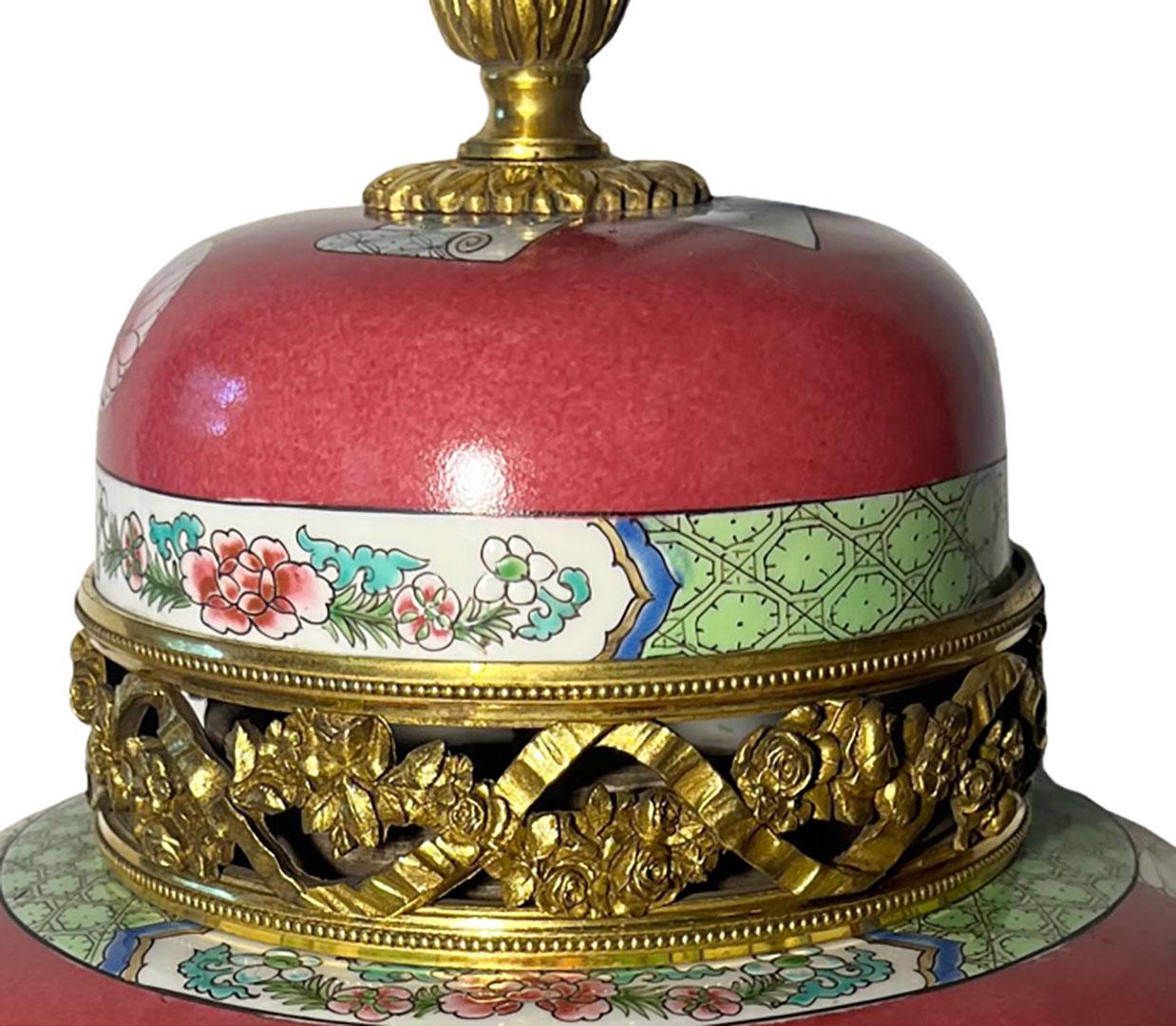 Lampe de bureau chinoise Famille Rose avec montures en bronze doré de style Louis XVI Bon état - En vente à Dallas, TX