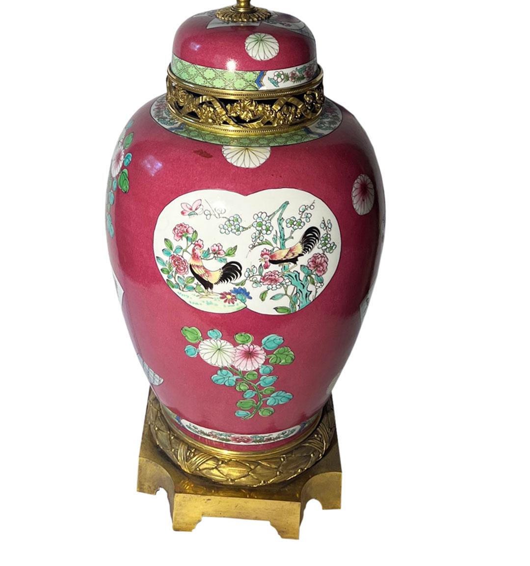 Fin du XIXe siècle Lampe de bureau chinoise Famille Rose avec montures en bronze doré de style Louis XVI en vente