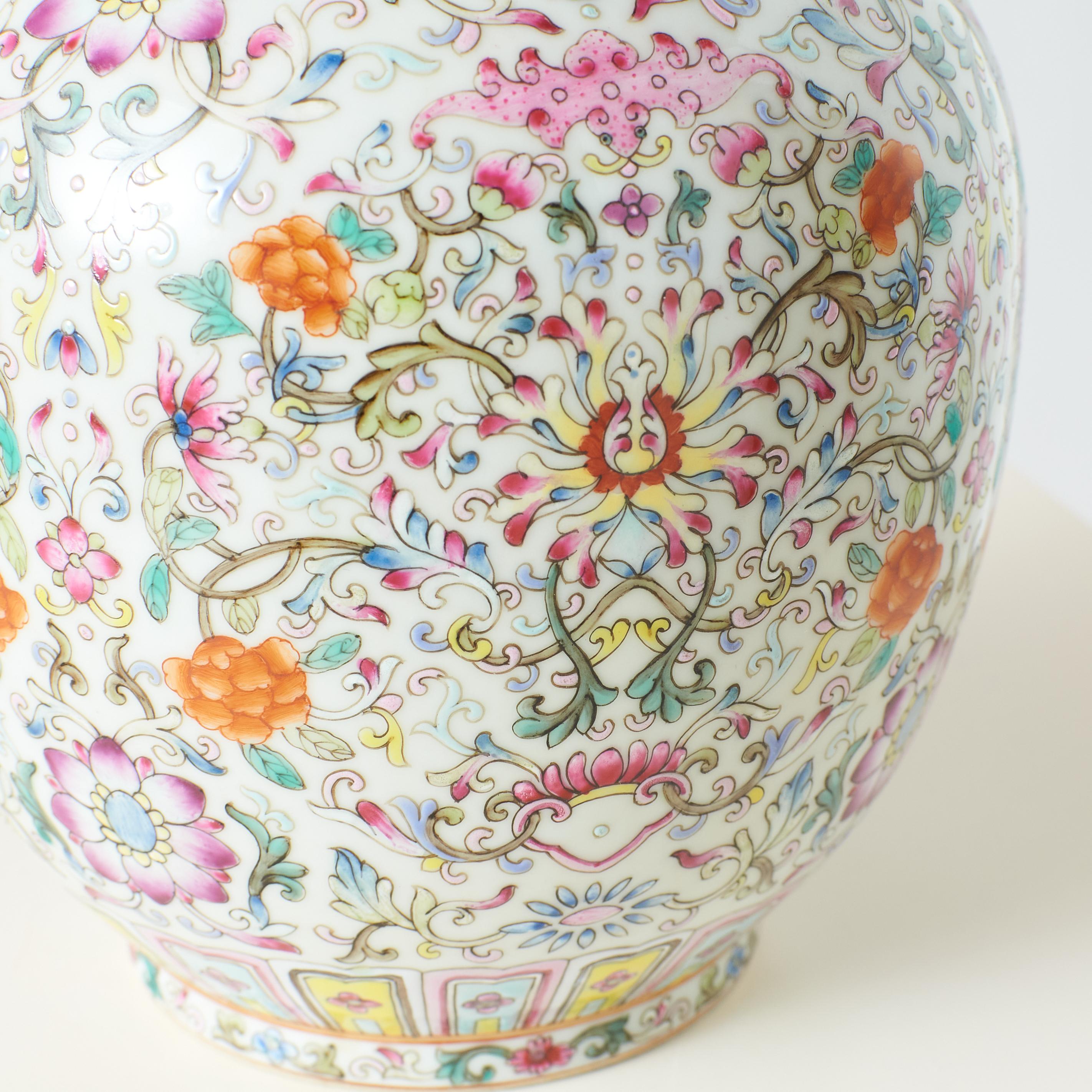 Vaso da fiori a due orecchie Famille Rose in vendita 2