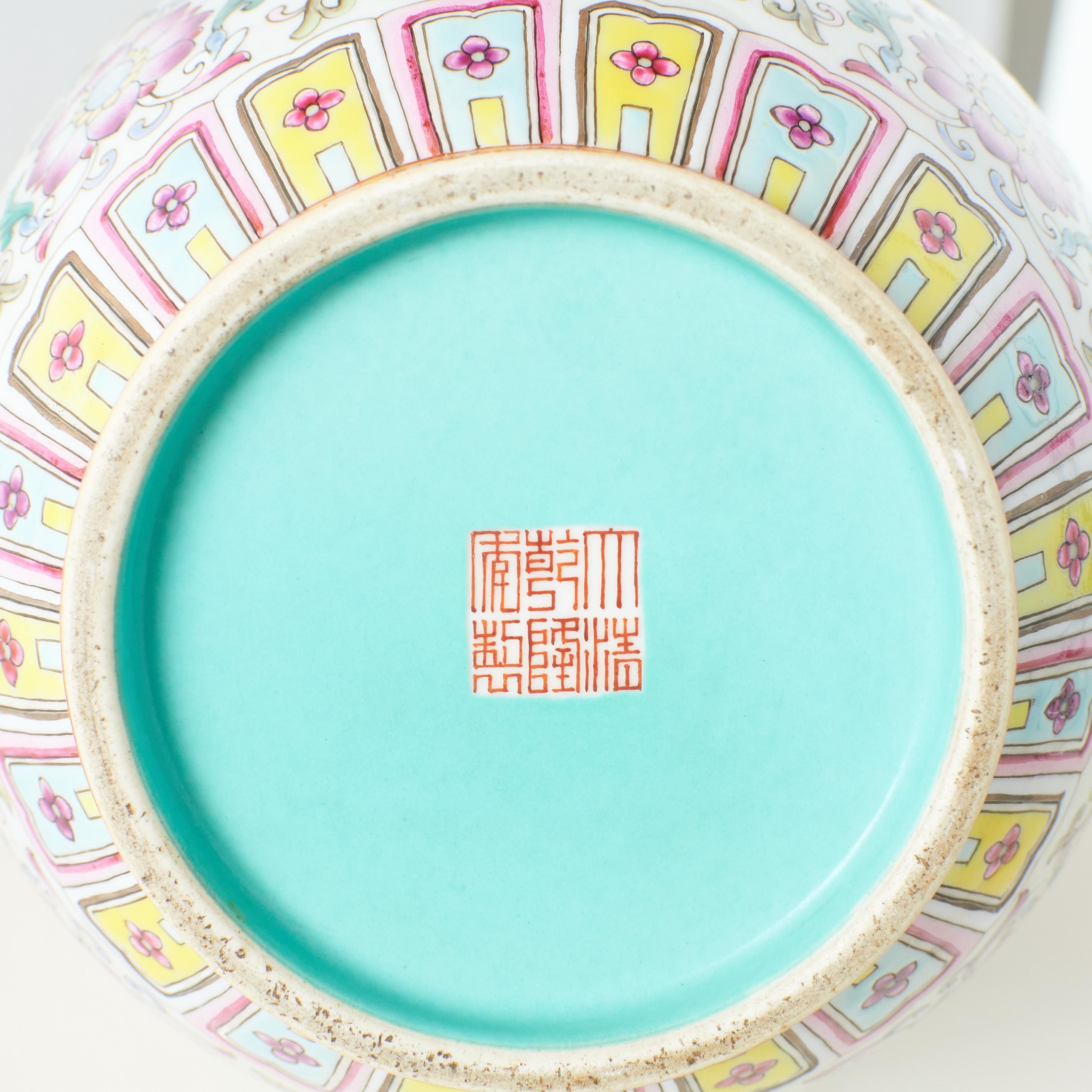 Vaso da fiori a due orecchie Famille Rose in vendita 3