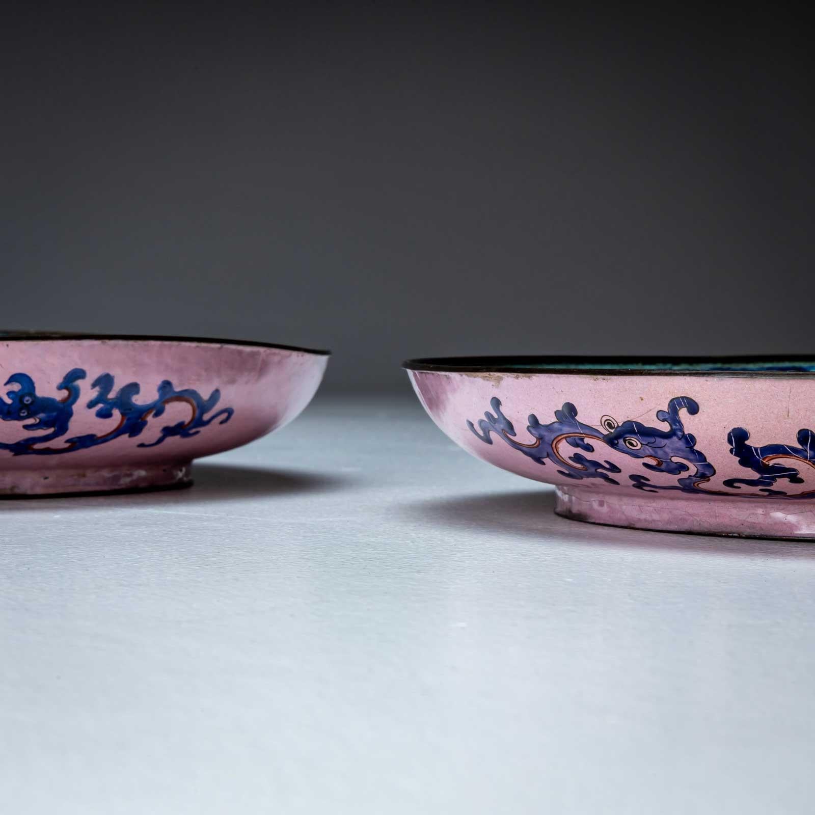 Dos platos Famille Rose esmaltados, China, 2ª mitad del siglo XVIII, diámetro 31,5 cm, restaurados.