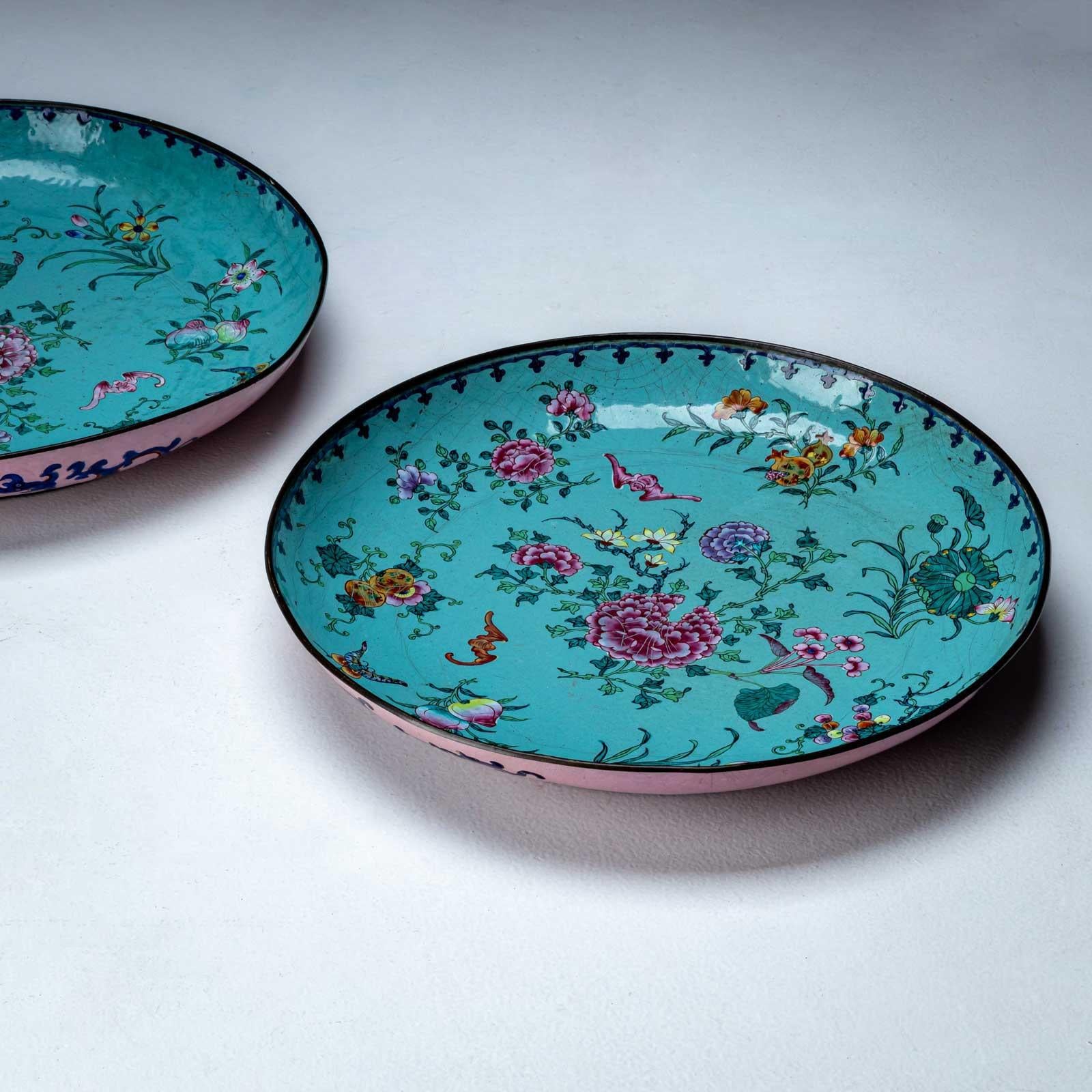 Platos esmaltados Famille Rose, China 2ª mitad del siglo XVIII Chinoiserie en venta