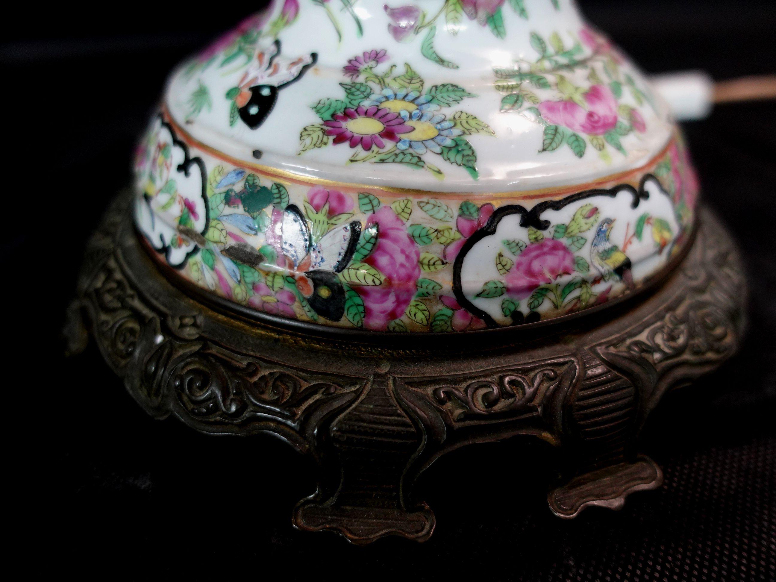 Famille Rose Export Porcelain Water Bottle Lamp, 19th Century For Sale 5