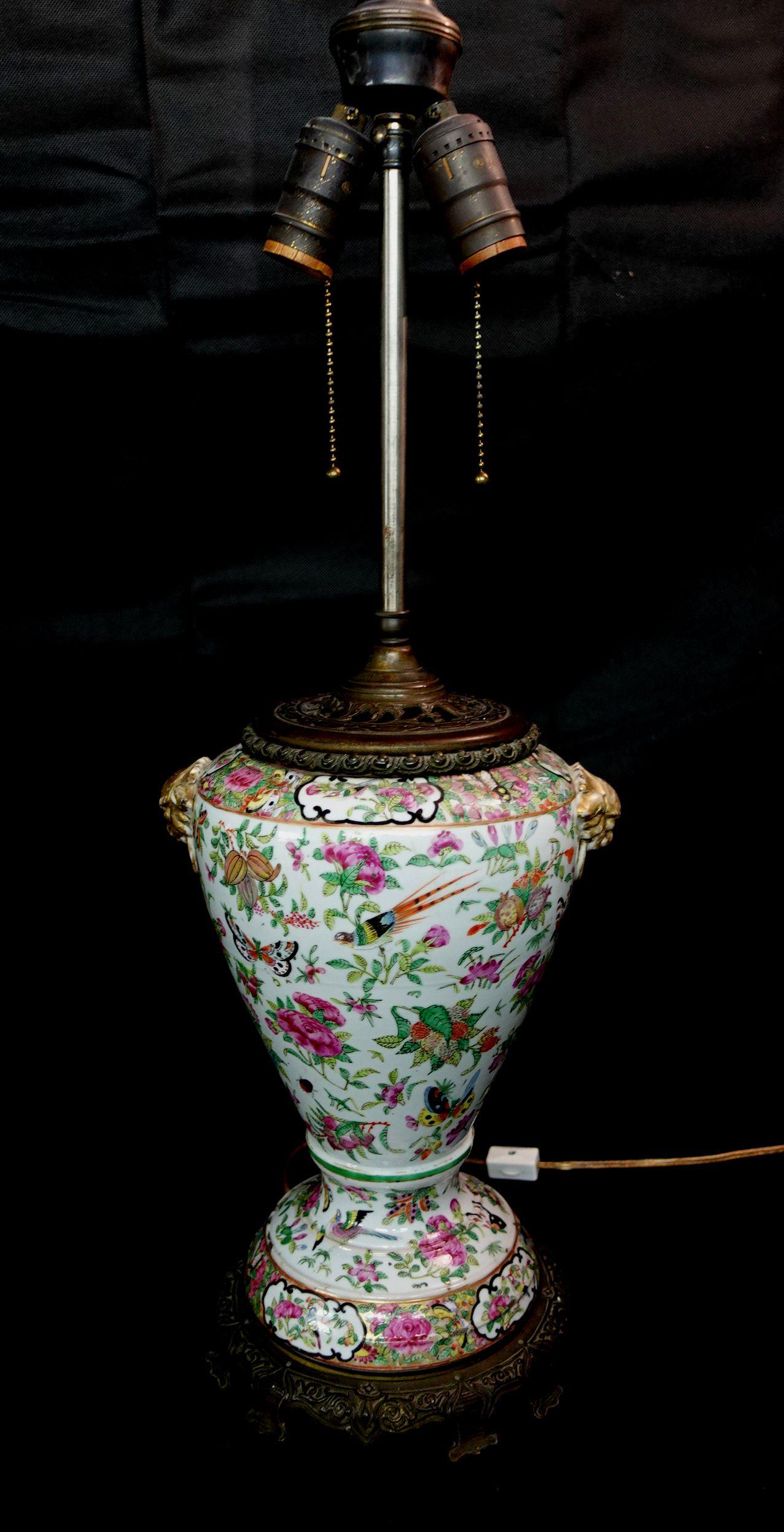 Famille Rose Export Porcelain Water Bottle Lamp, 19th Century For Sale 6