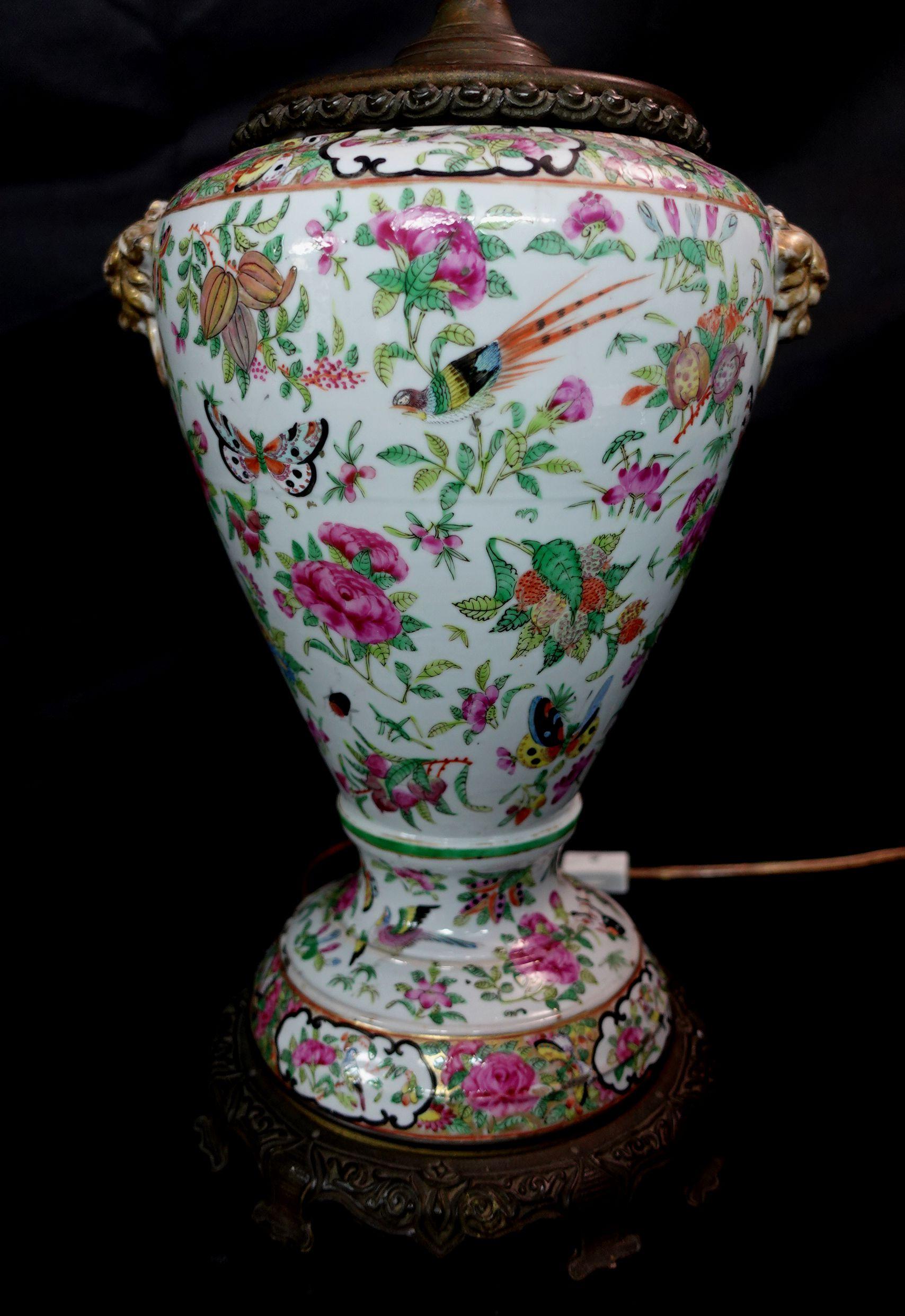 Famille Rose Export Porcelain Water Bottle Lamp, 19th Century For Sale 7