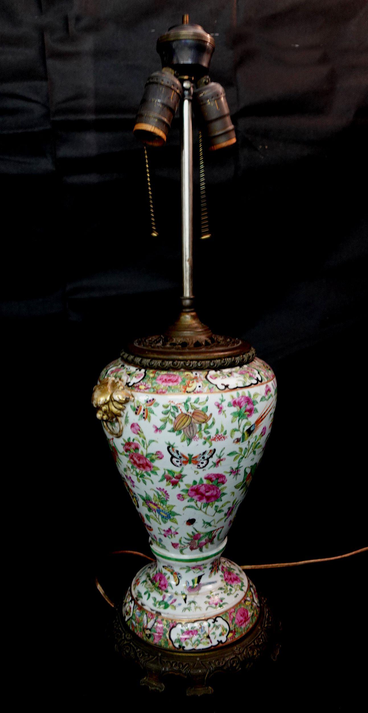 Famille Rose Export Porcelain Water Bottle Lamp, 19th Century For Sale 10