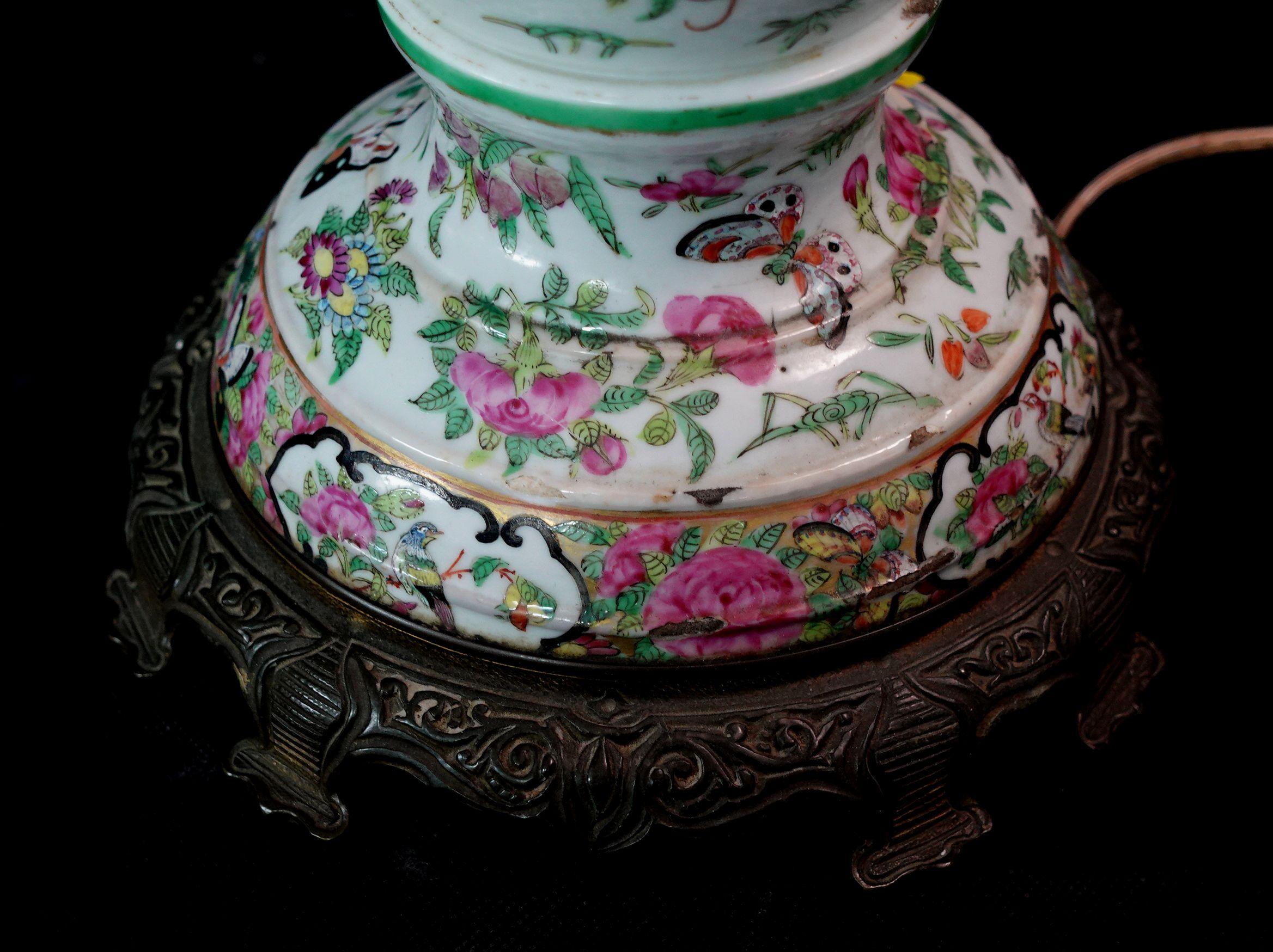 Famille Rose Export Porcelain Water Bottle Lamp, 19th Century For Sale 1