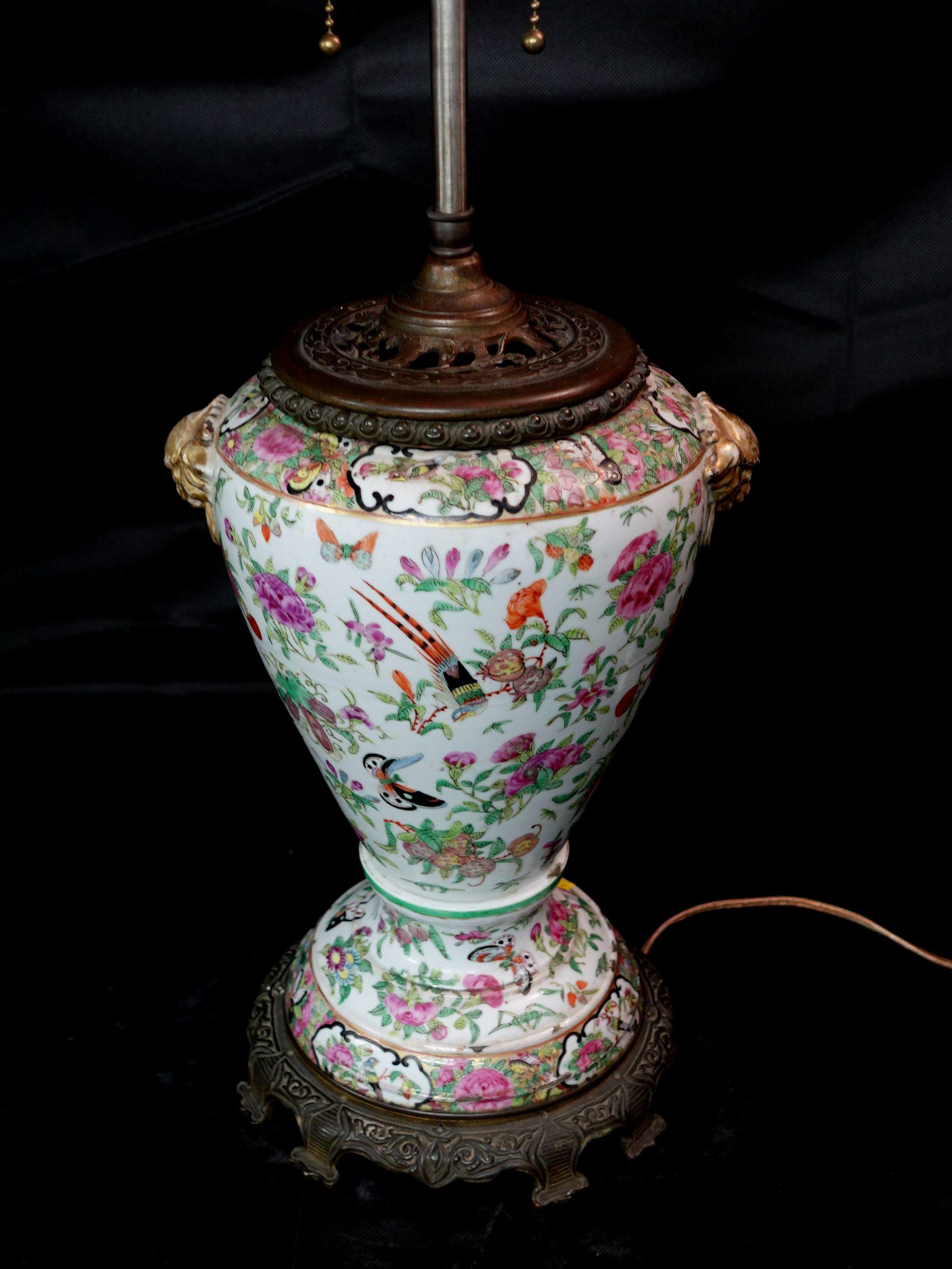 Famille Rose Export Porcelain Water Bottle Lamp, 19th Century For Sale 2